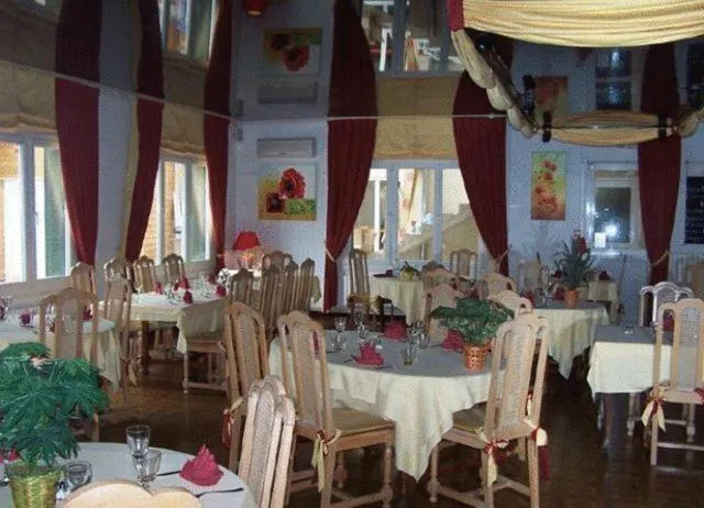 Restaurant/places to eat in Hôtel Le Richevaux