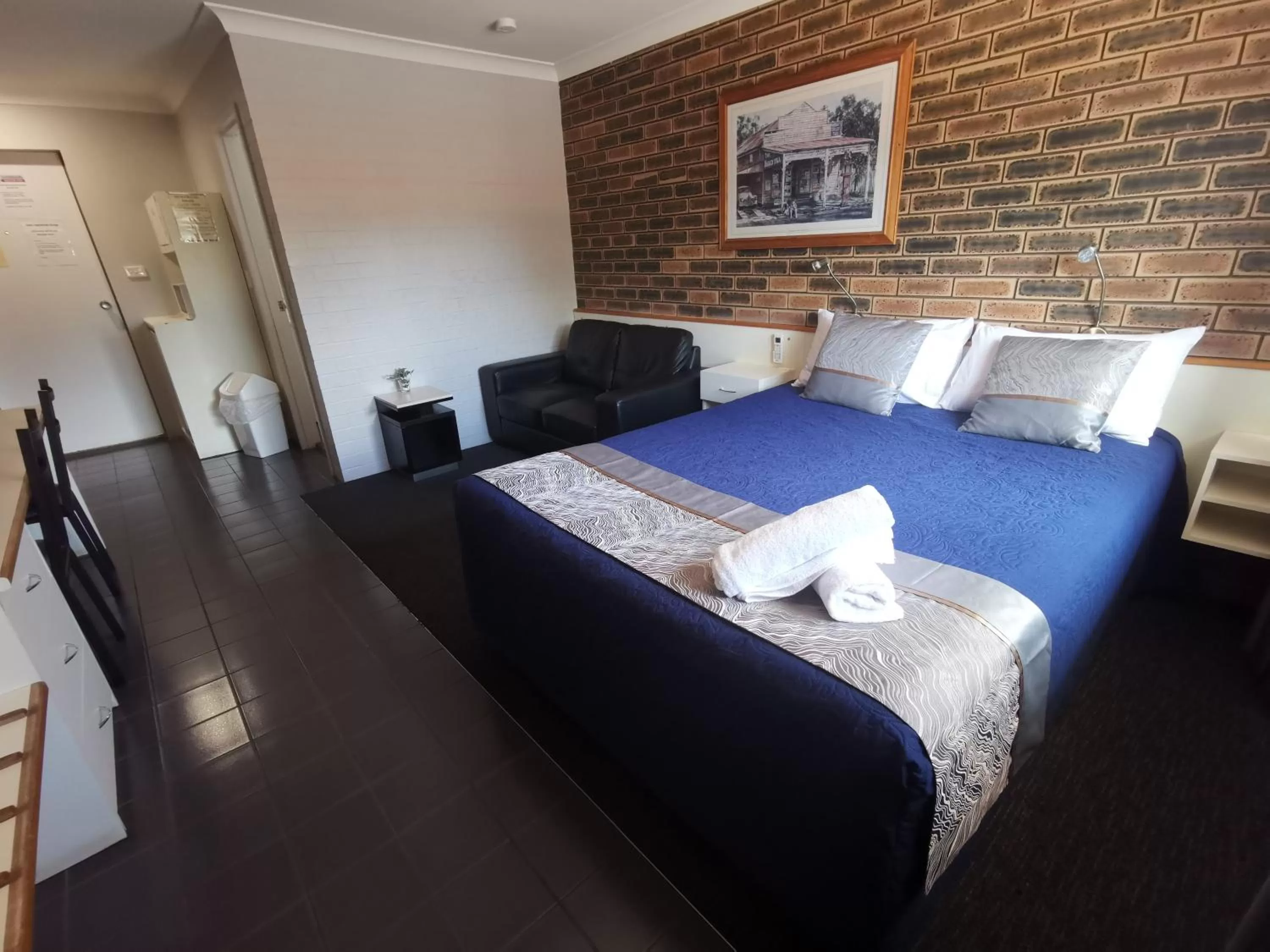 Photo of the whole room, Bed in Leichhardt Motor Inn