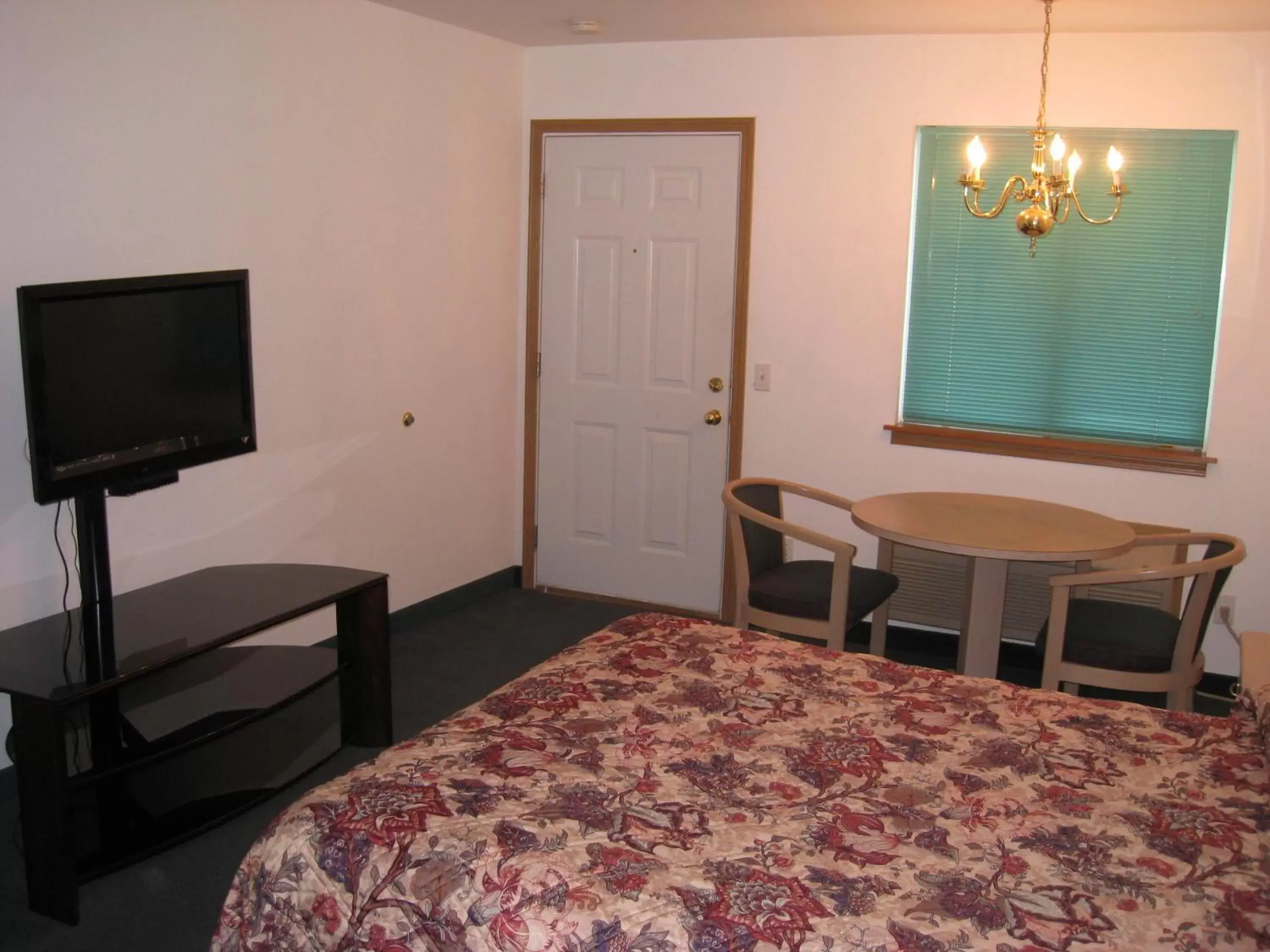 Bed, TV/Entertainment Center in Crown Inn