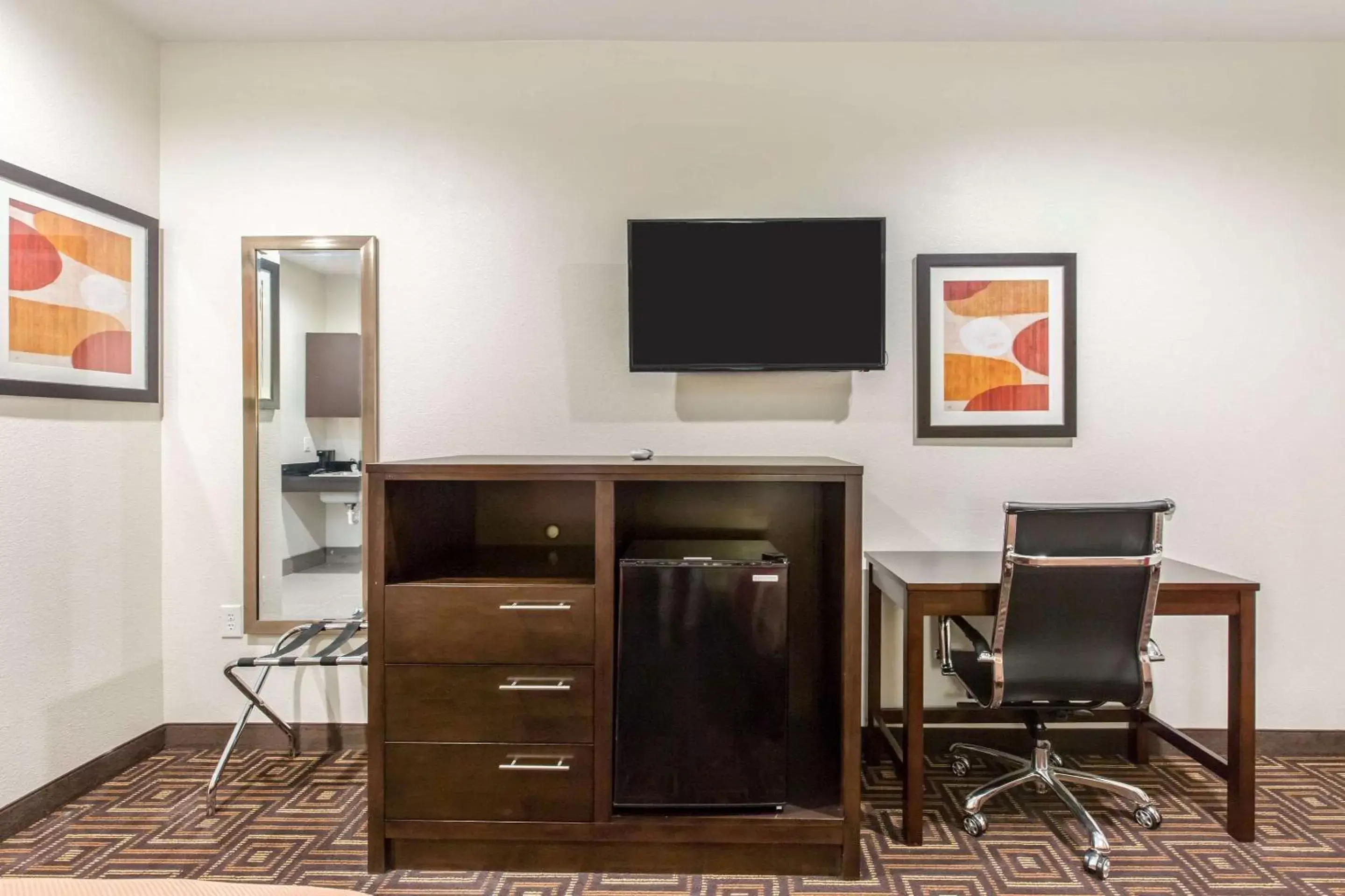 Photo of the whole room, TV/Entertainment Center in Scottish Inns & Suites Spring - Houston North