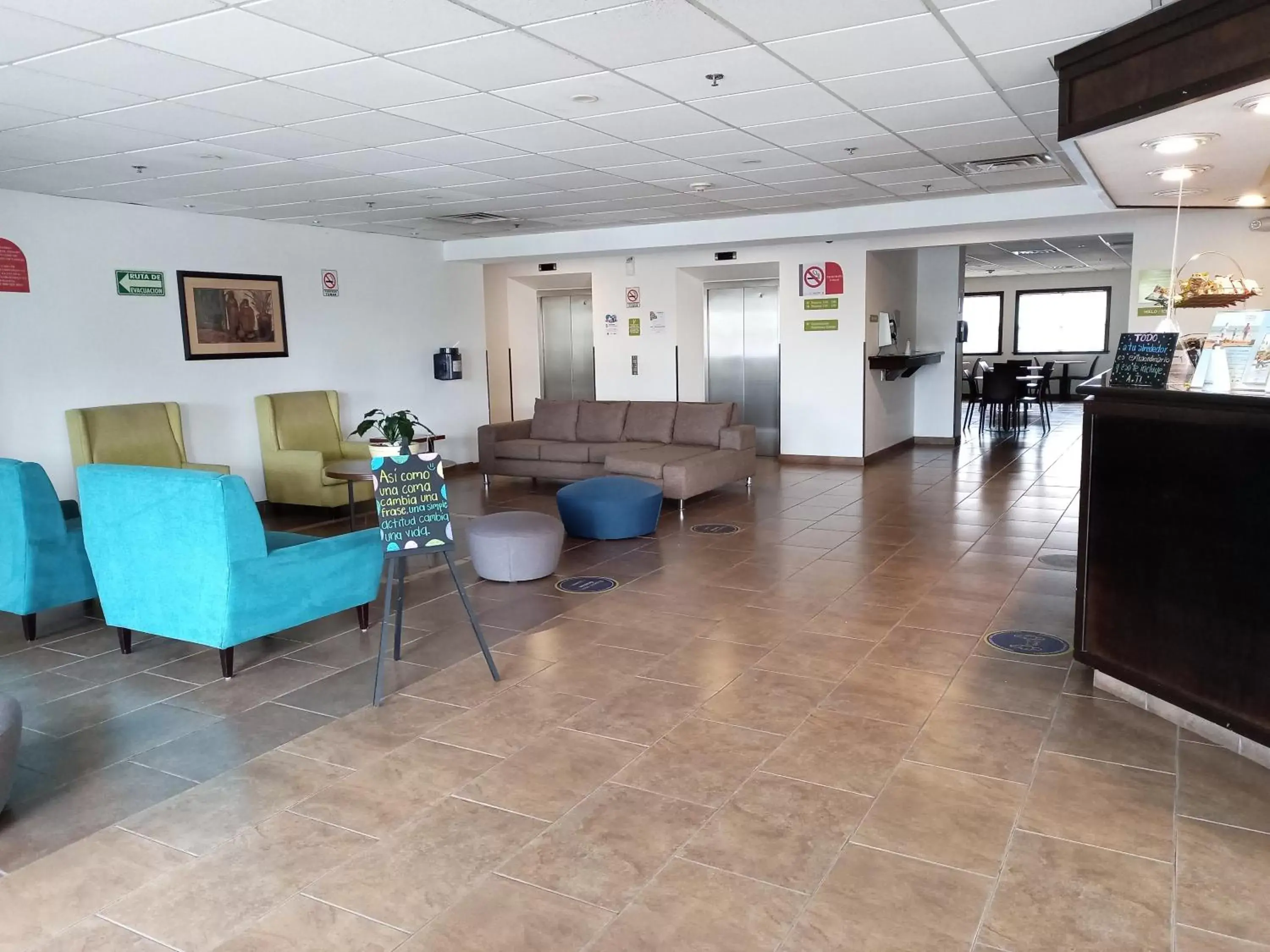 Seating area, Lobby/Reception in Microtel Inn and Suites by Wyndham Toluca