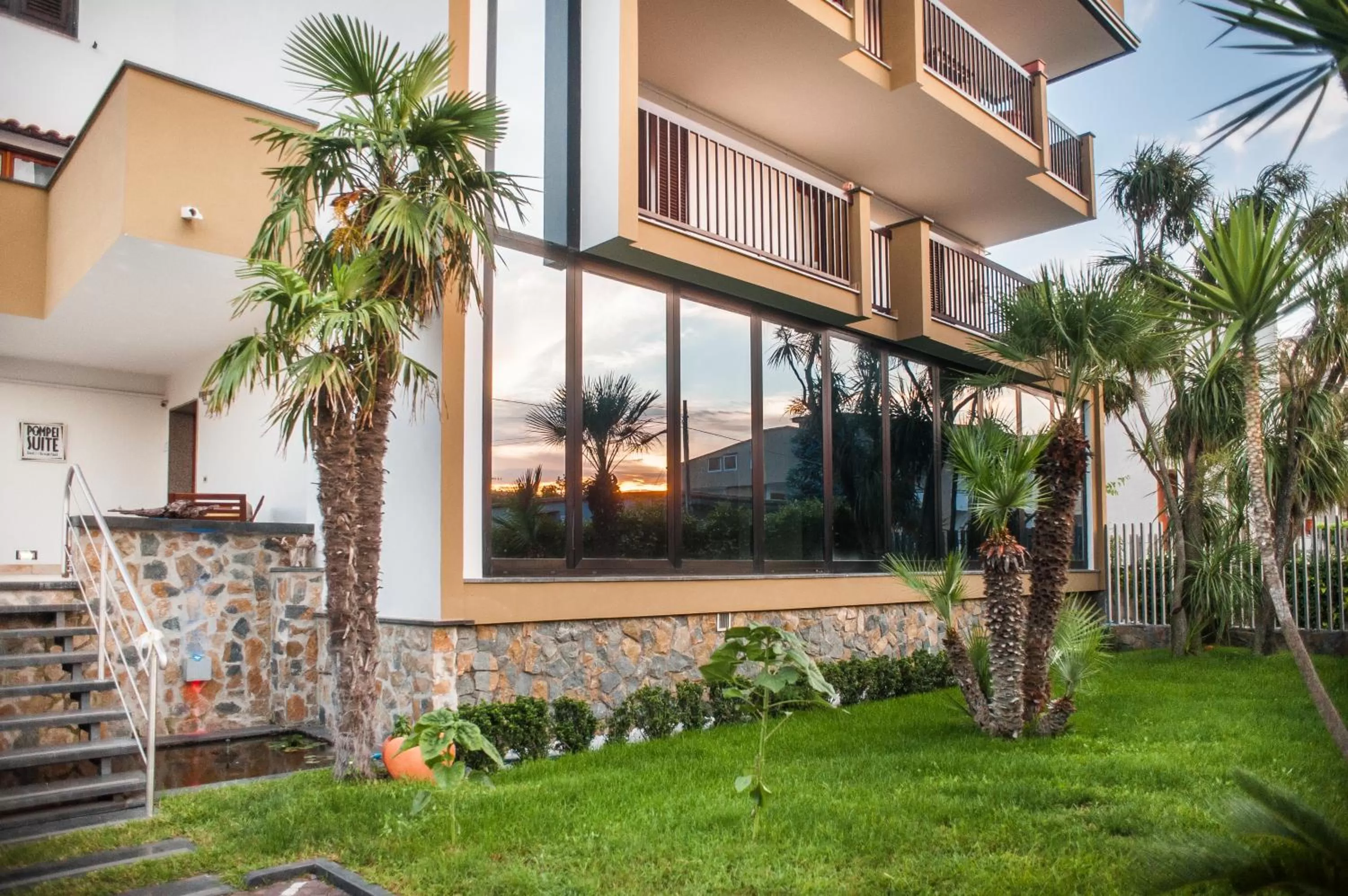 Facade/entrance in Pompei Suite