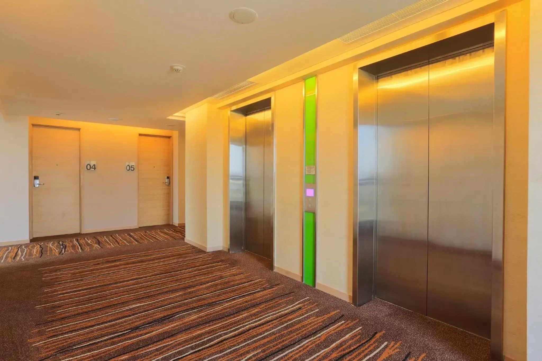 Lobby or reception, Bed in Holiday Inn Express Semarang Simpang Lima, an IHG Hotel