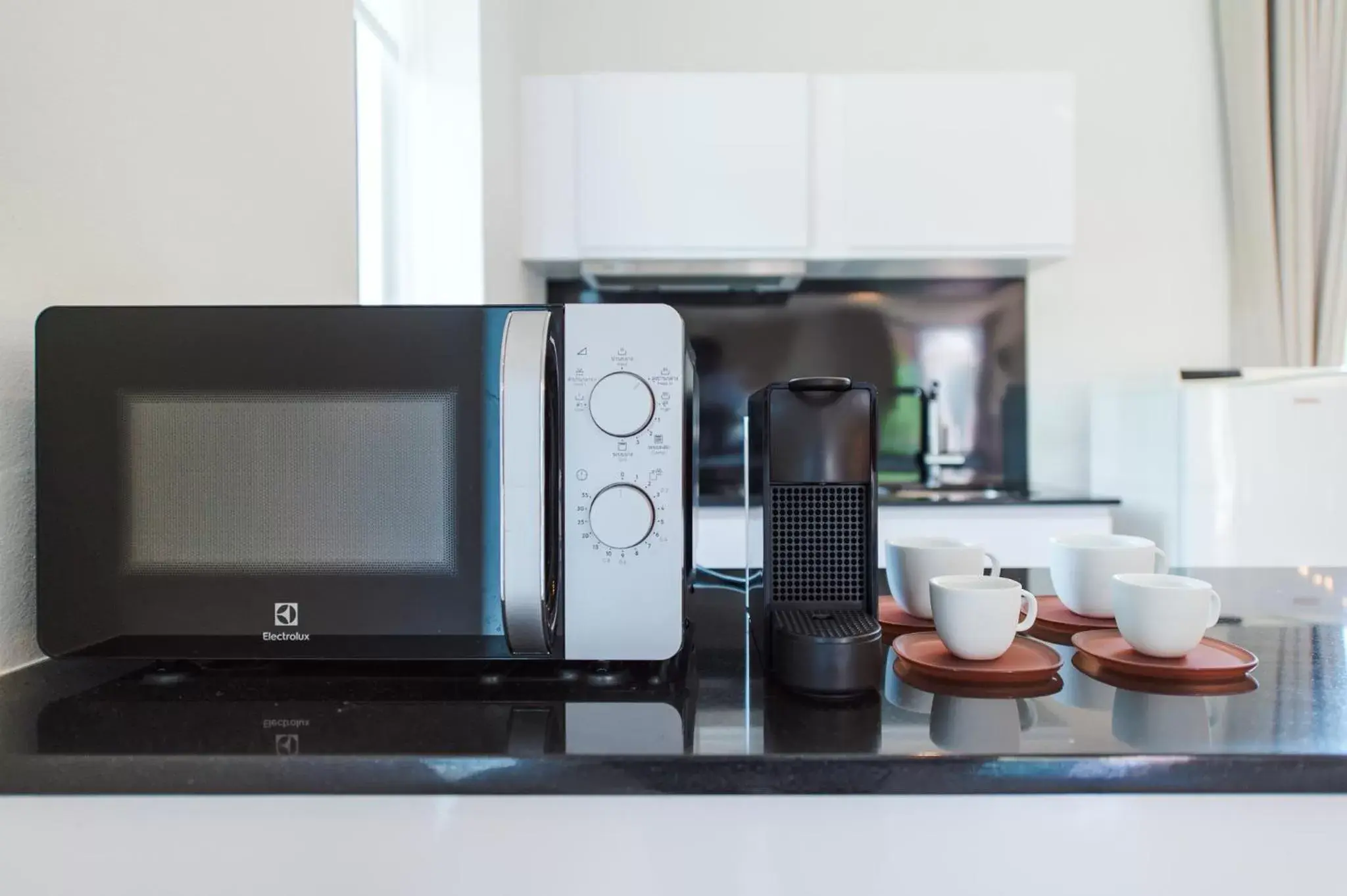 Coffee/tea facilities, Kitchen/Kitchenette in The Beach Village Resort