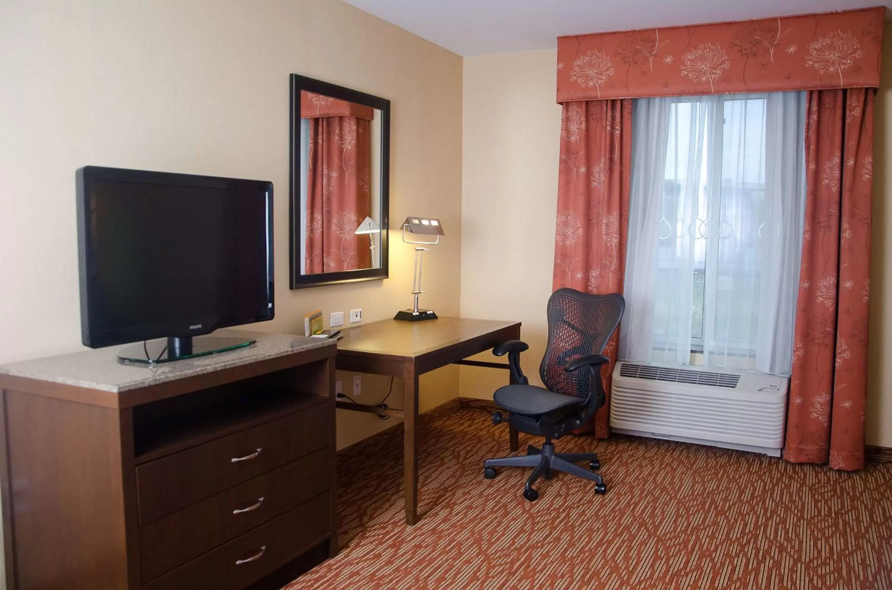 Bedroom, TV/Entertainment Center in Hilton Garden Inn Watertown