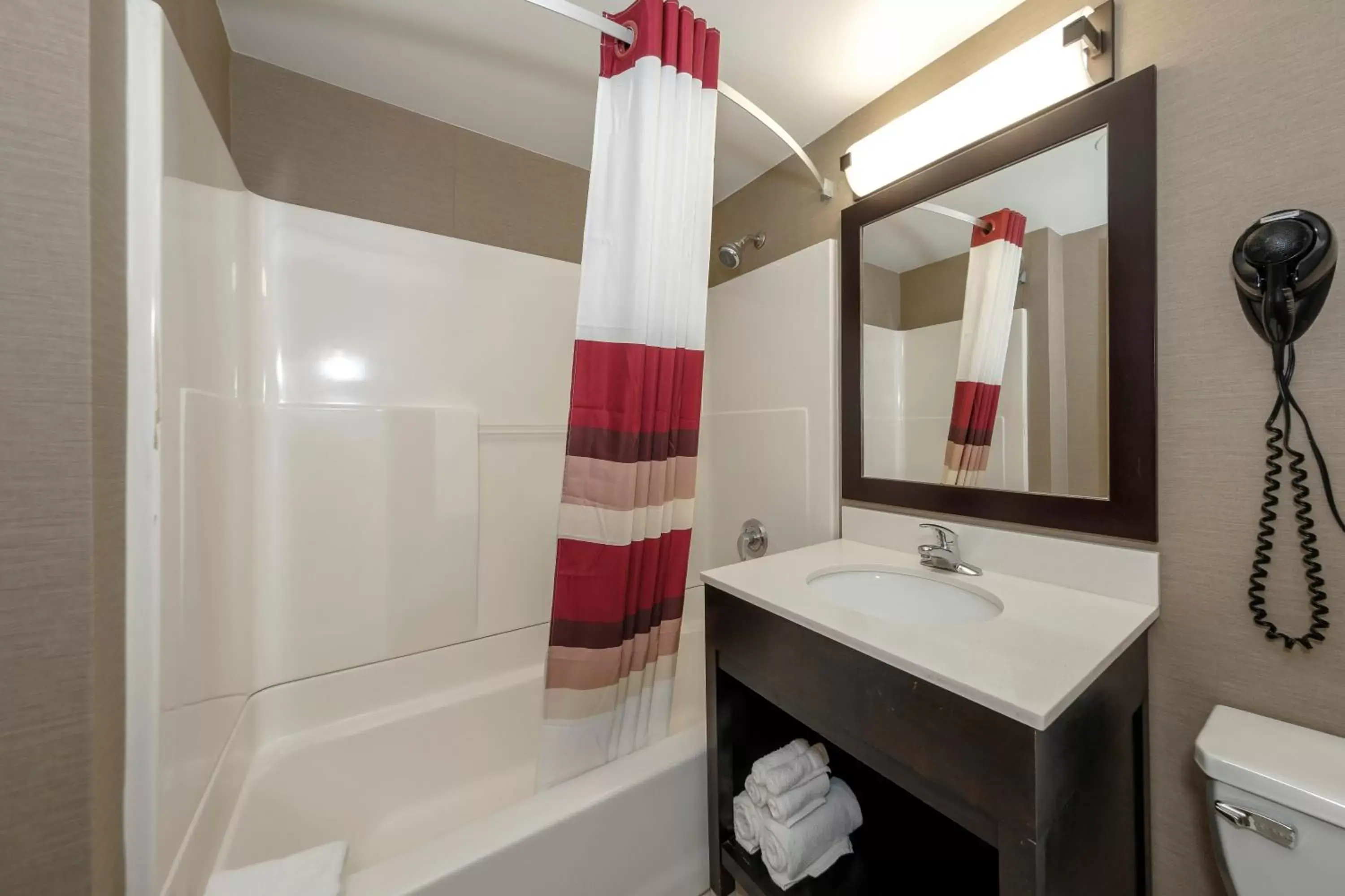 Bathroom in Red Roof Inn & Suites Newburgh - Stewart Airport