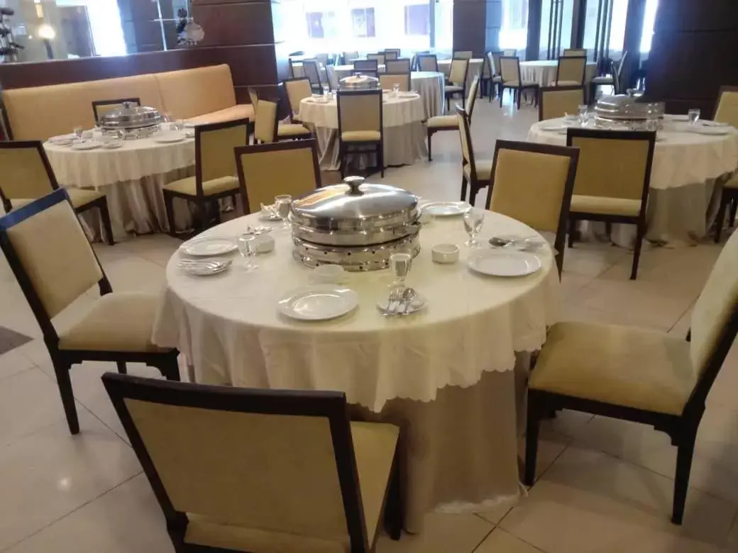 Restaurant/Places to Eat in Pearl View Hotel