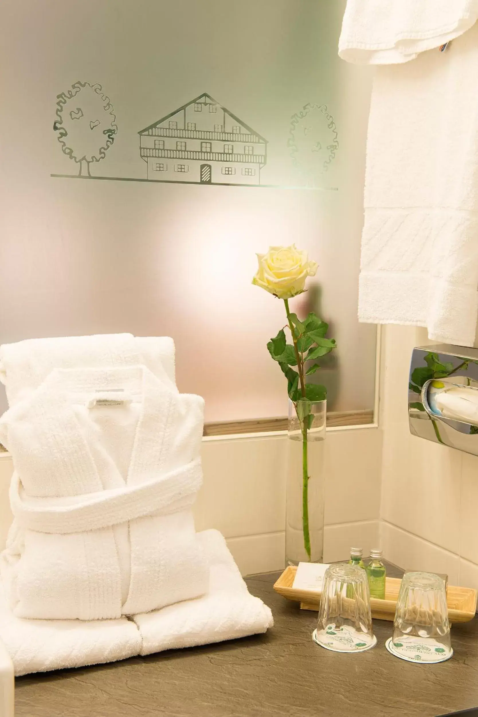 Bathroom, Seating Area in Romantikhotel Die Gersberg Alm