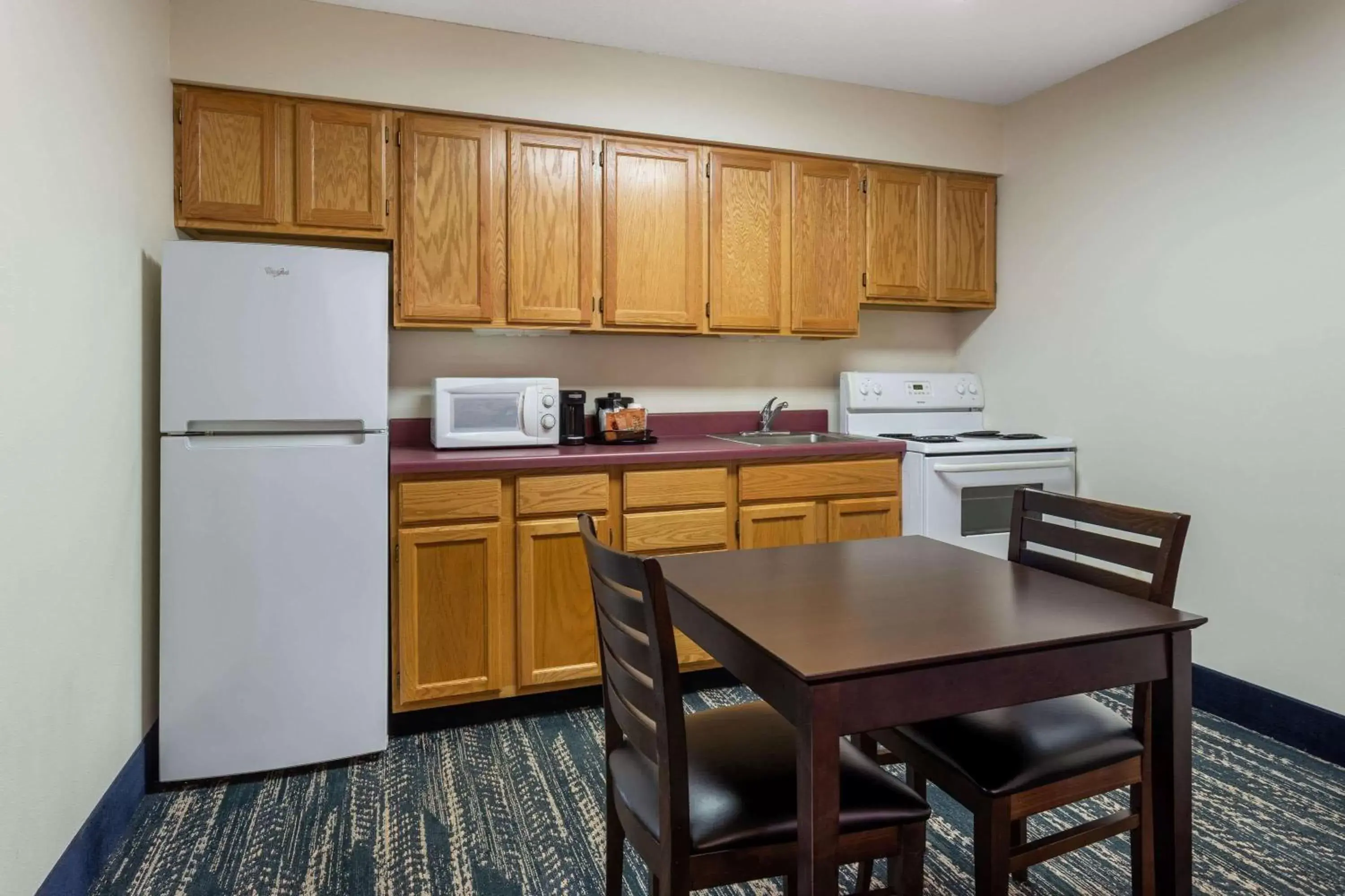 Photo of the whole room, Kitchen/Kitchenette in AmericInn by Wyndham Wausau