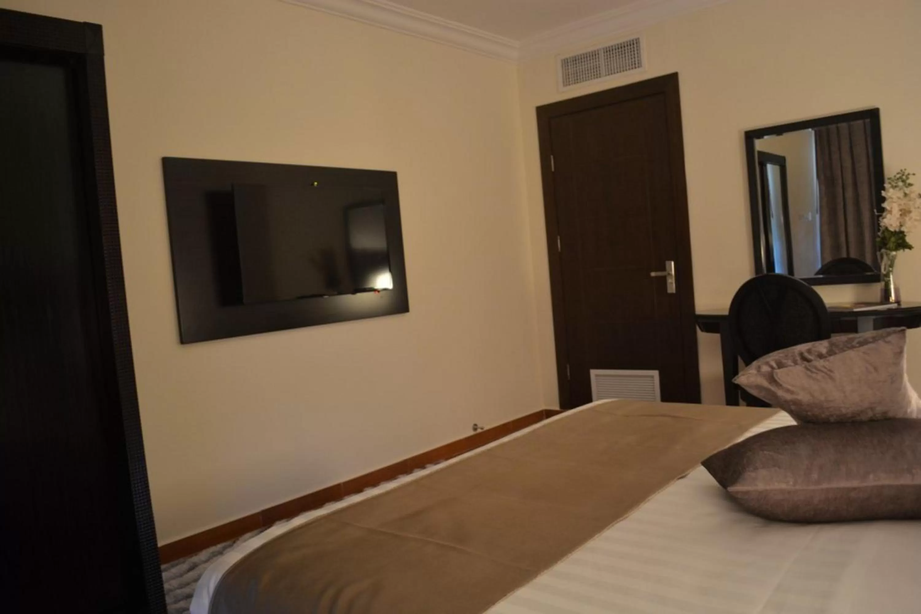 Bedroom, Bed in Tilal Almadina Hotel & Suites