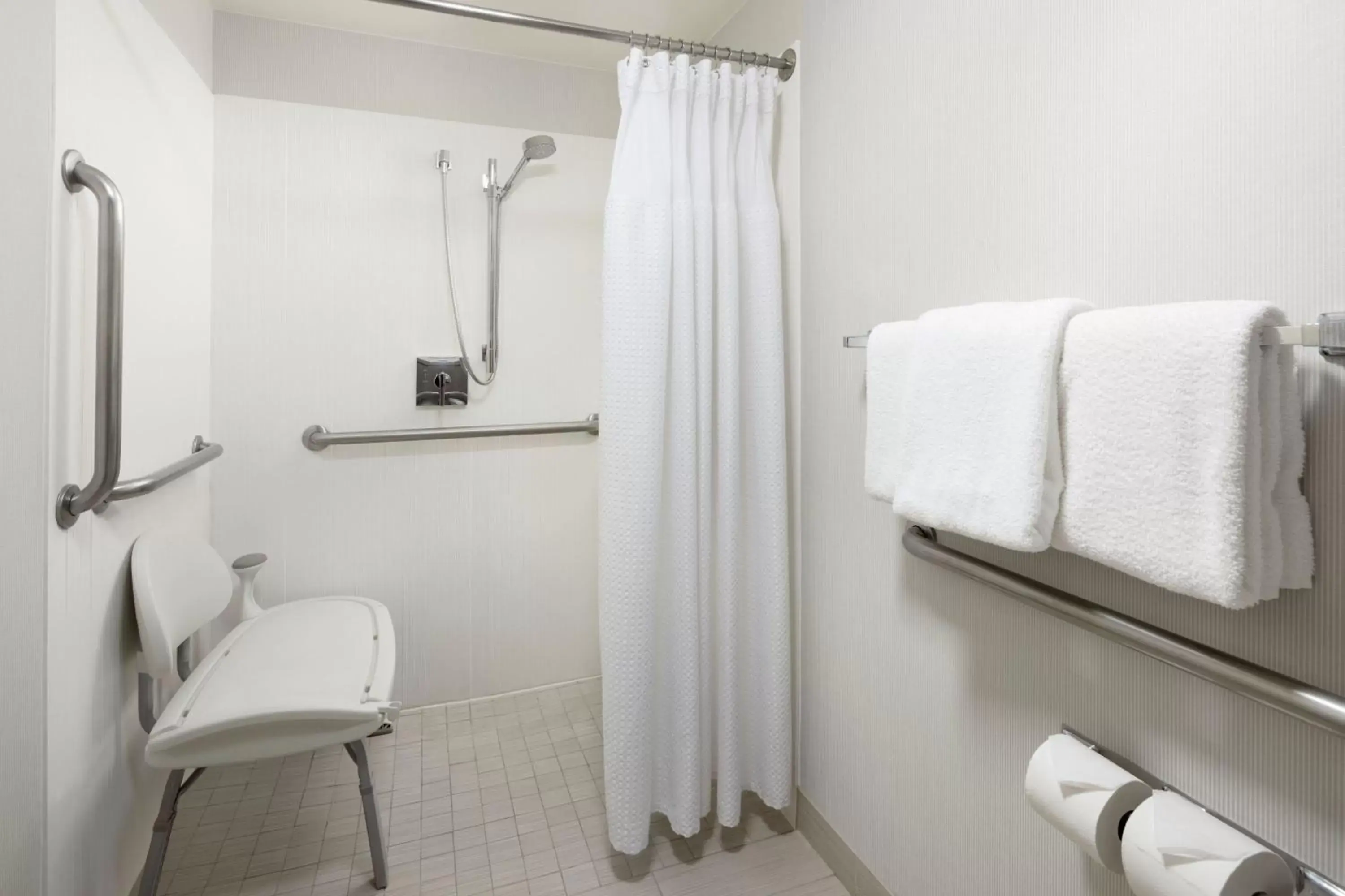 Bathroom in Courtyard by Marriott- Austin Round Rock