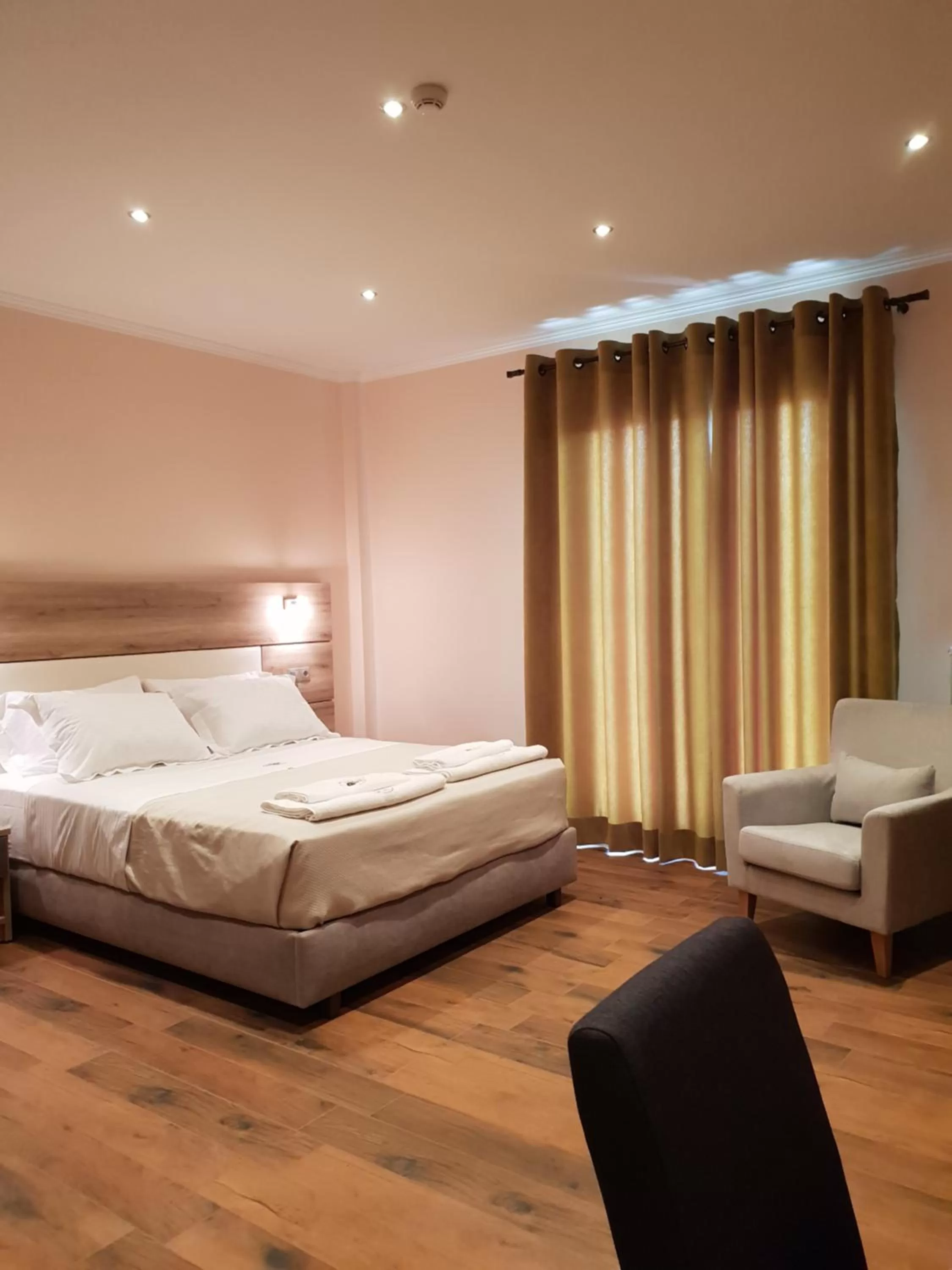 Photo of the whole room, Bed in Mondeus Inn Luxury