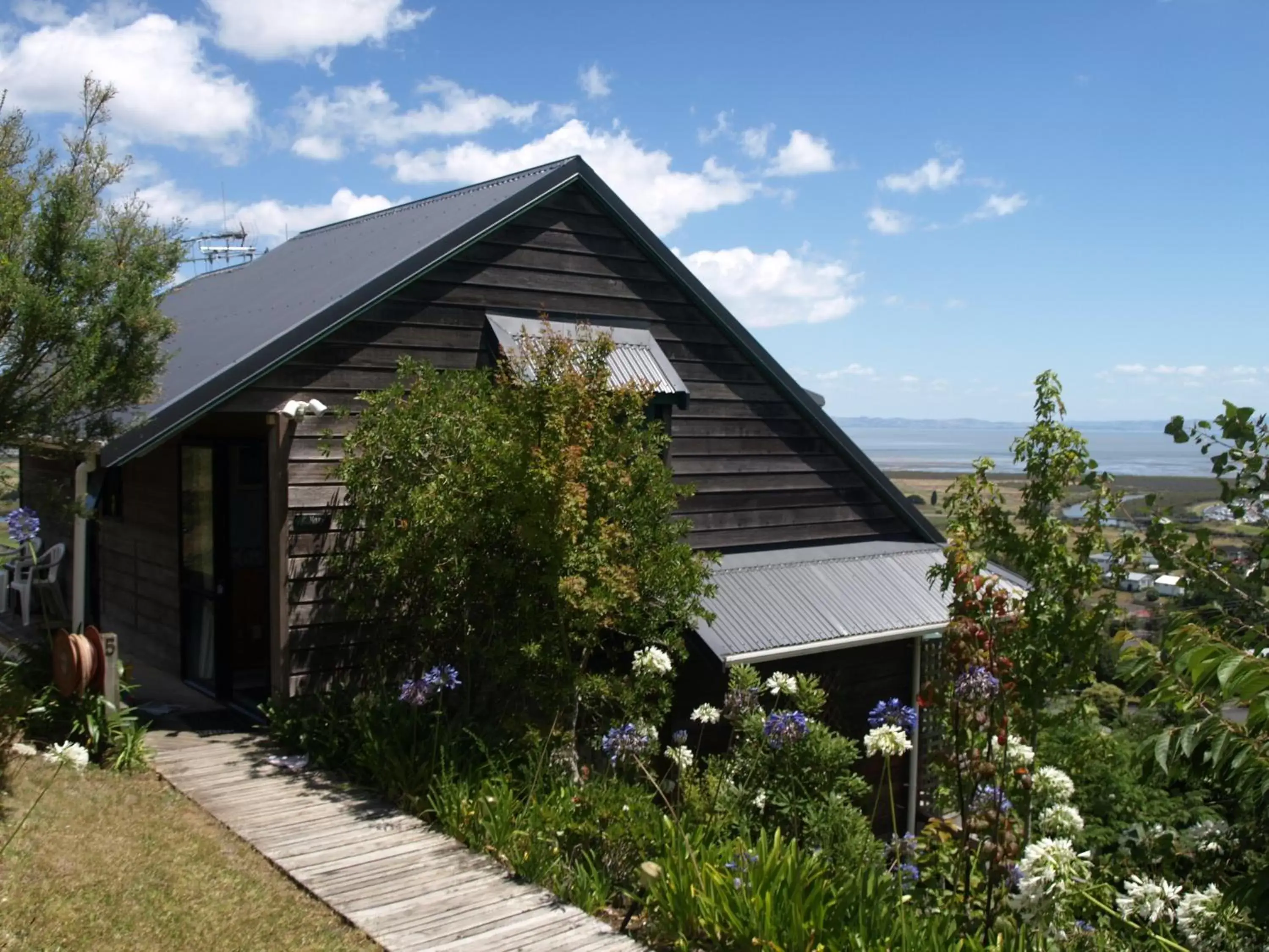 Property building in Grafton Cottage & Chalets Property building in Grafton Cottage & Chalets