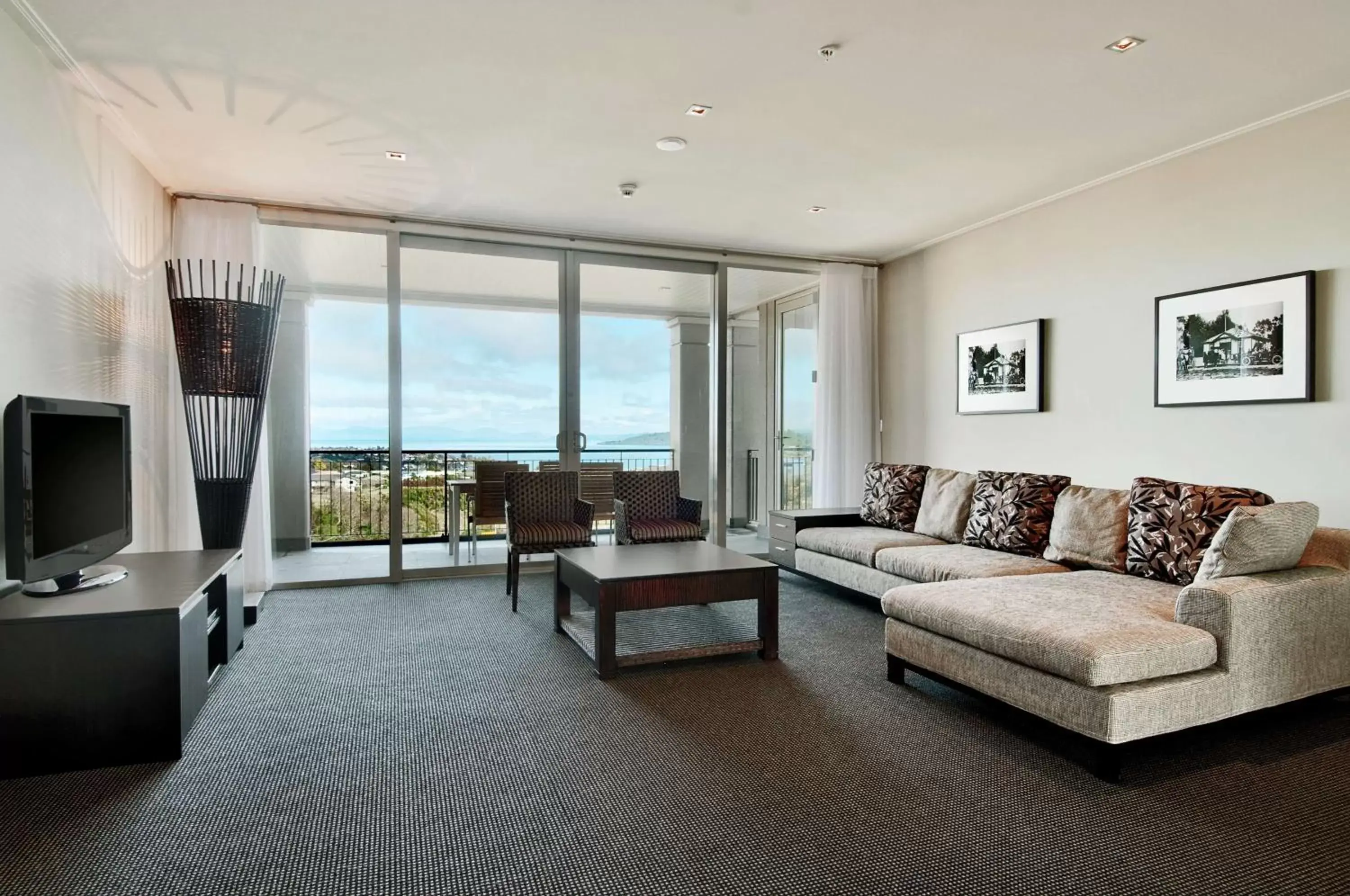 Living room, Seating Area in Hilton Lake Taupo