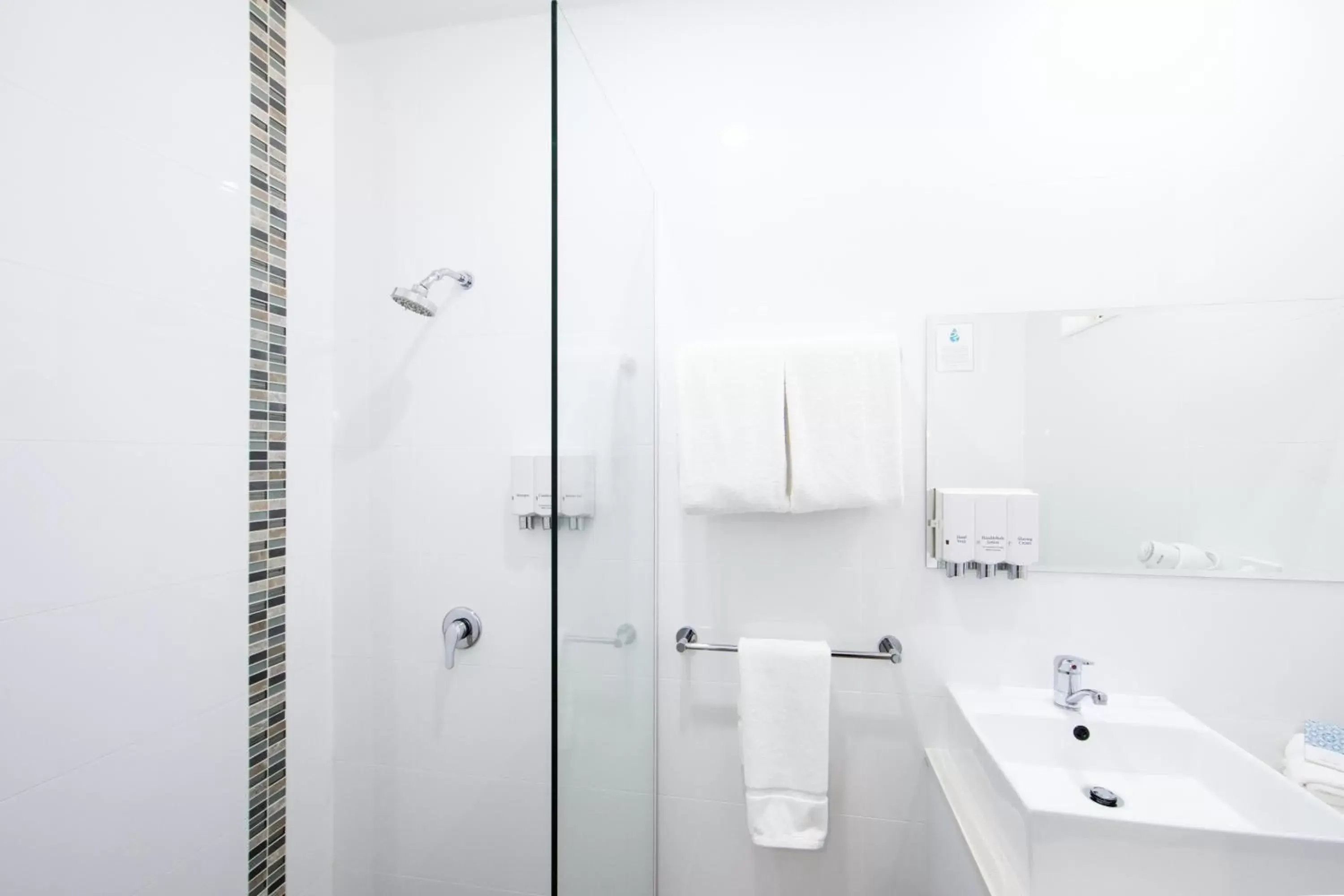 Shower, Bathroom in New England Motor Lodge