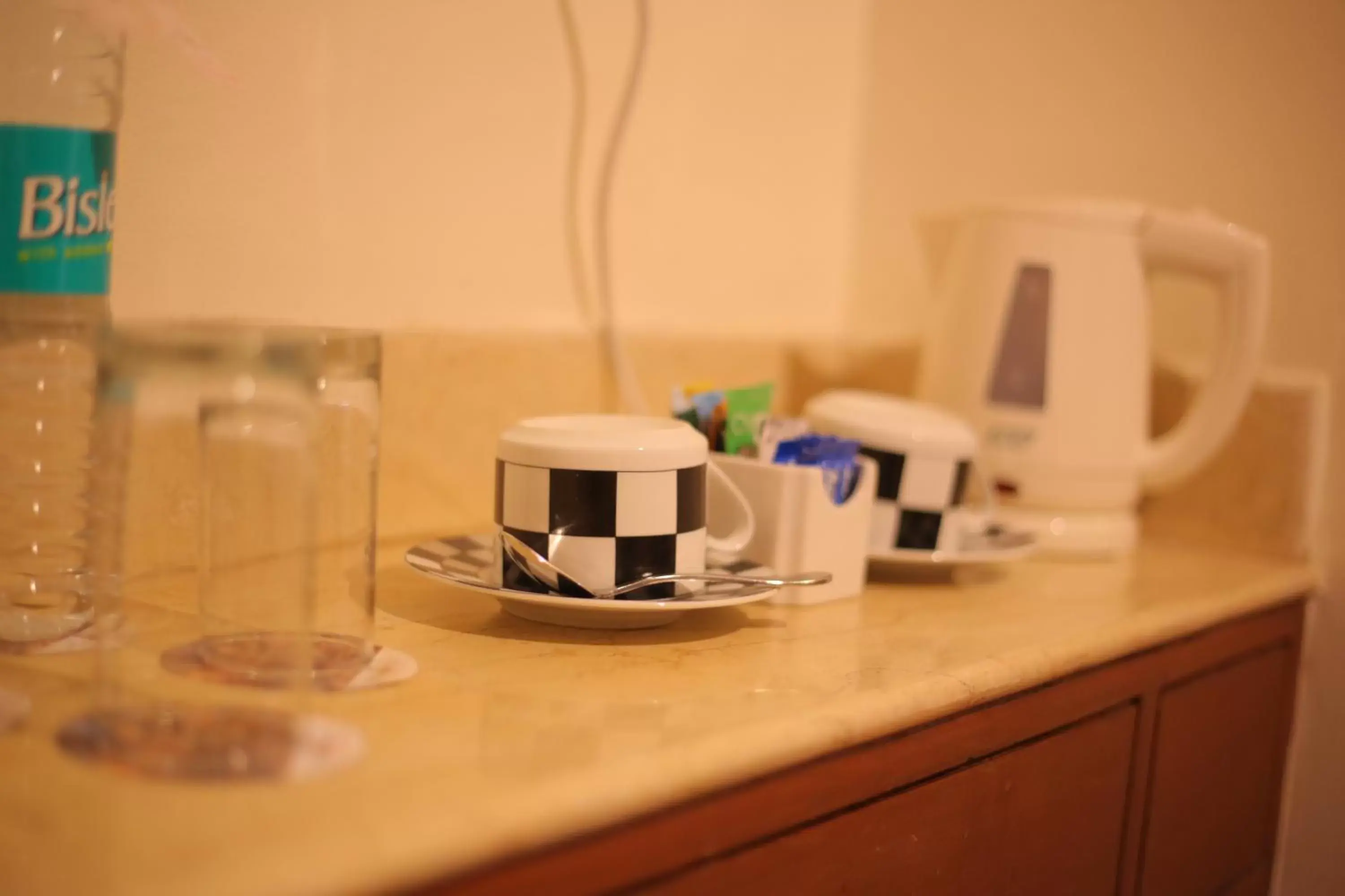 Coffee/tea facilities, Kitchen/Kitchenette in Hotel The Royal Plaza