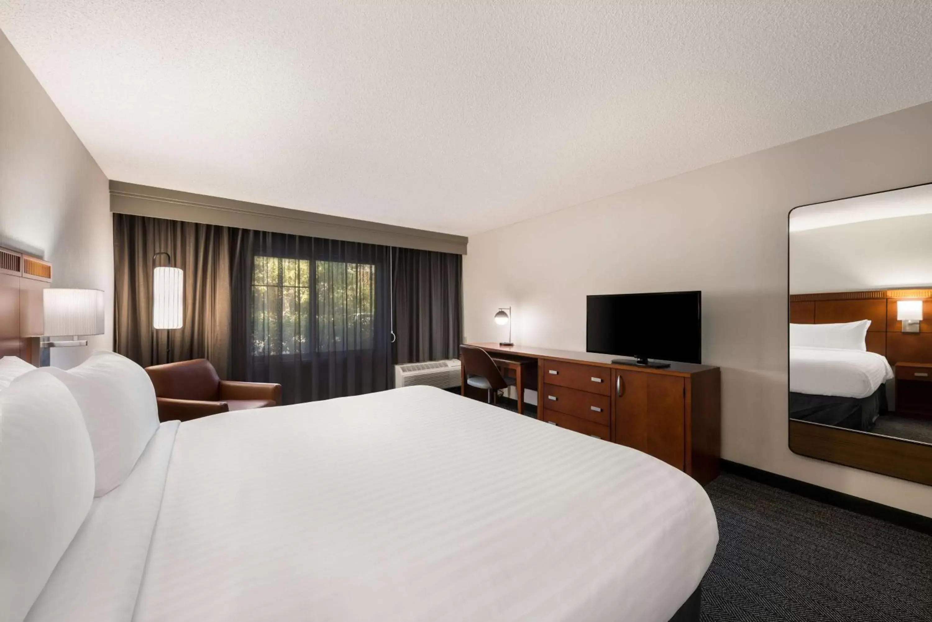 Bedroom, TV/Entertainment Center in Sonesta Select San Jose Airport