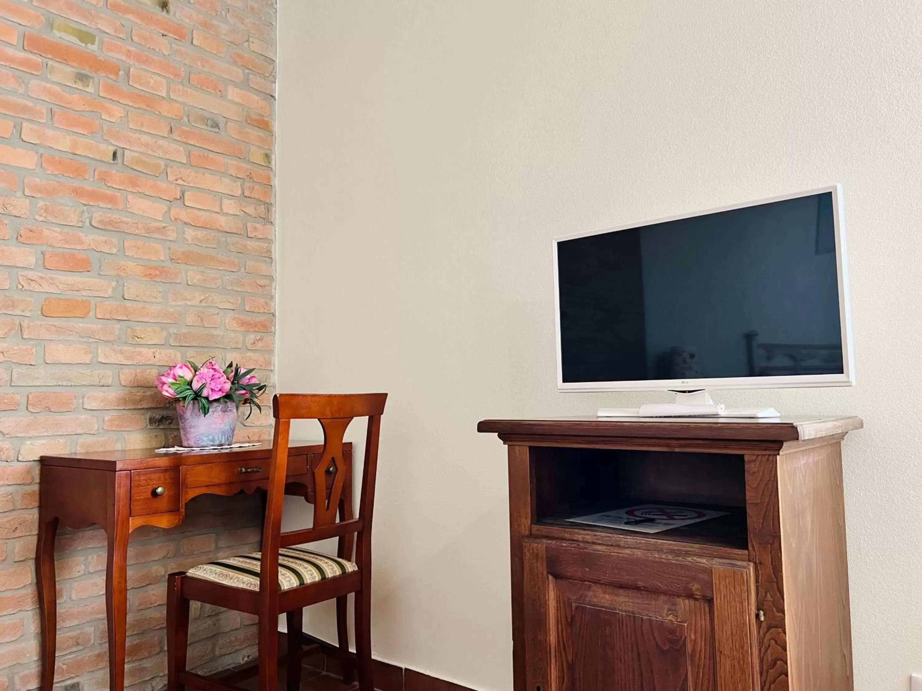 Photo of the whole room, TV/Entertainment Center in Agriturismo Sabidor