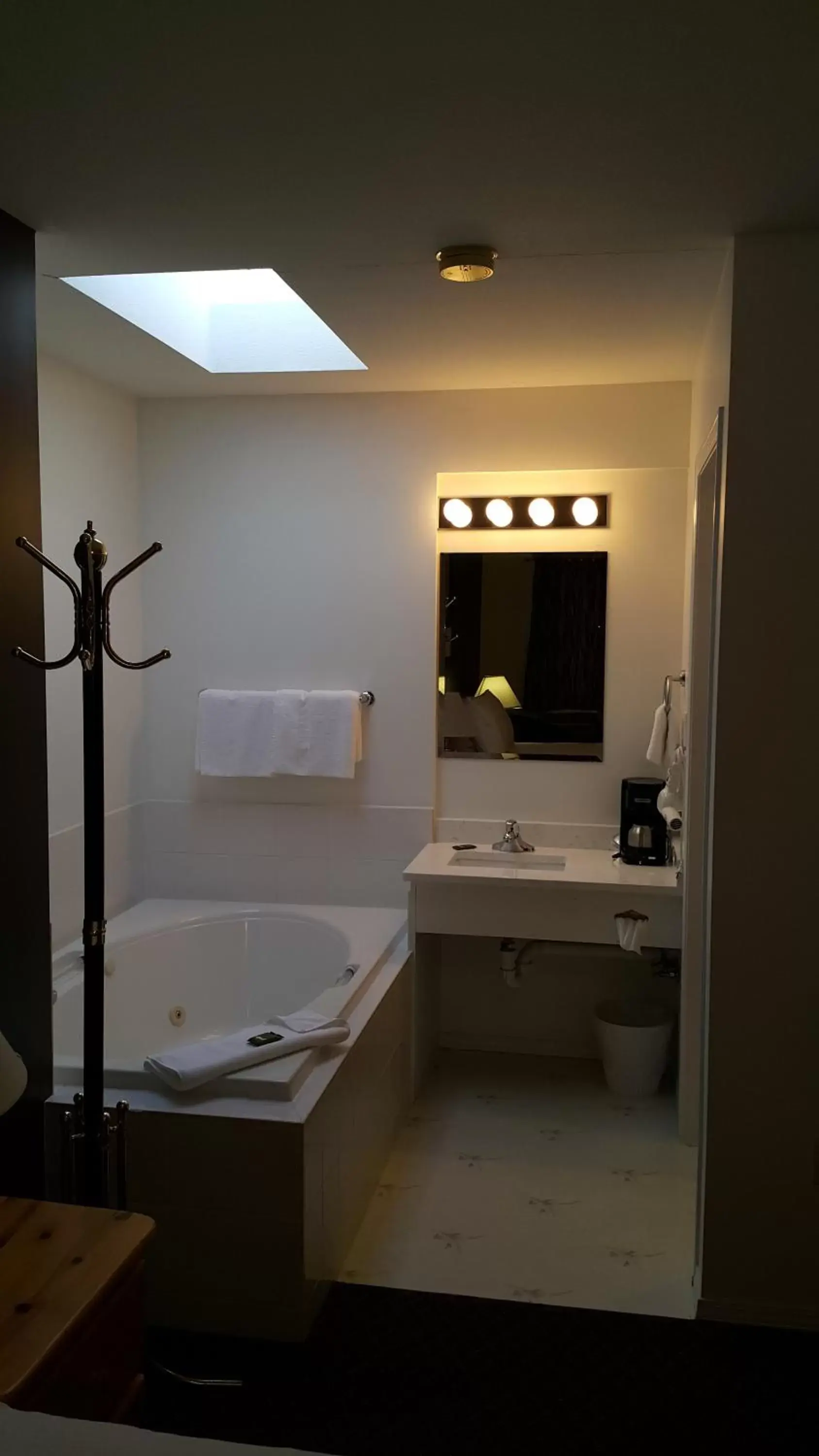Bedroom, Bathroom in Cactus Tree Inn