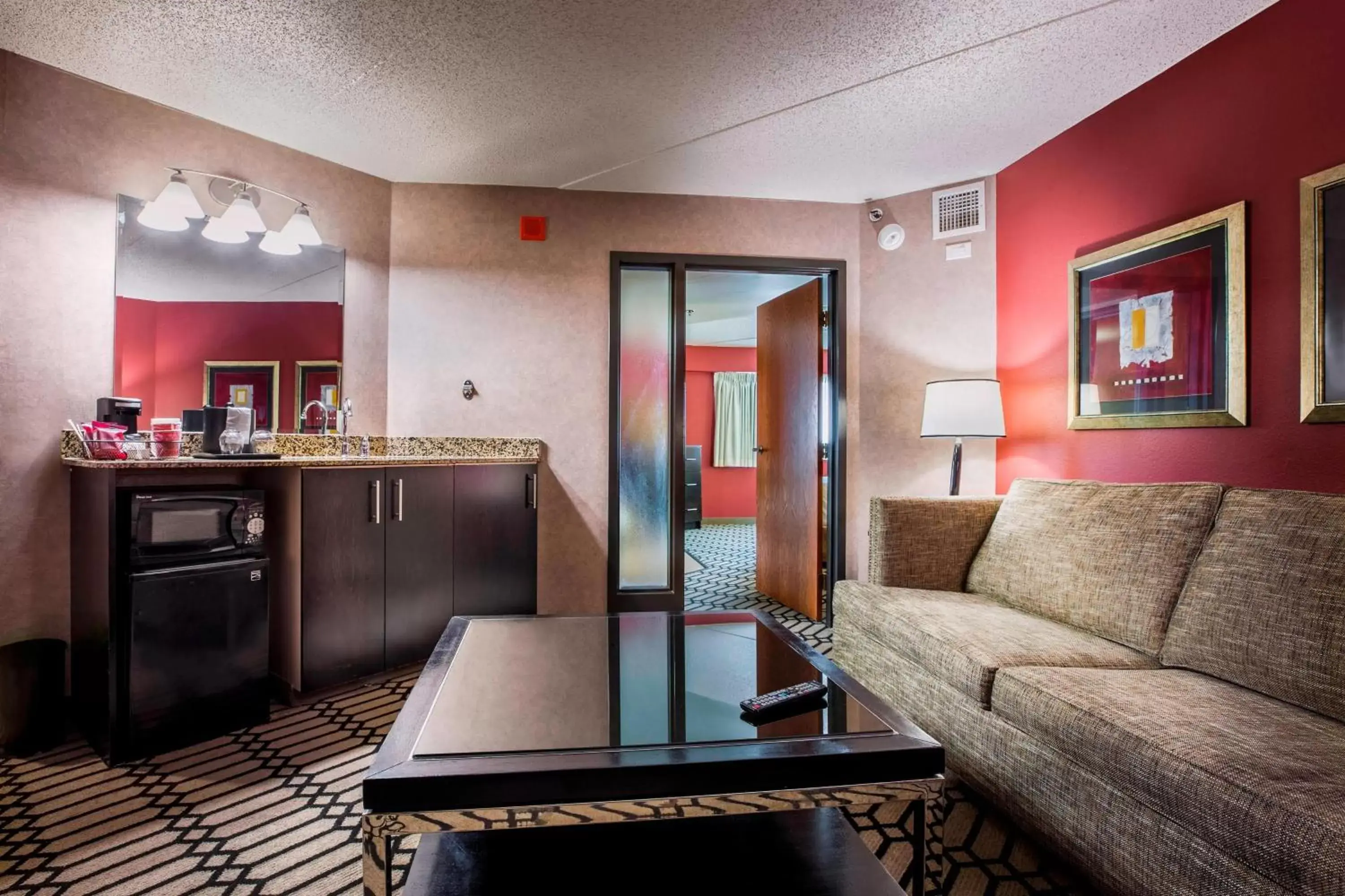 Living room, Kitchen/Kitchenette in Delta Hotels by Marriott Fargo