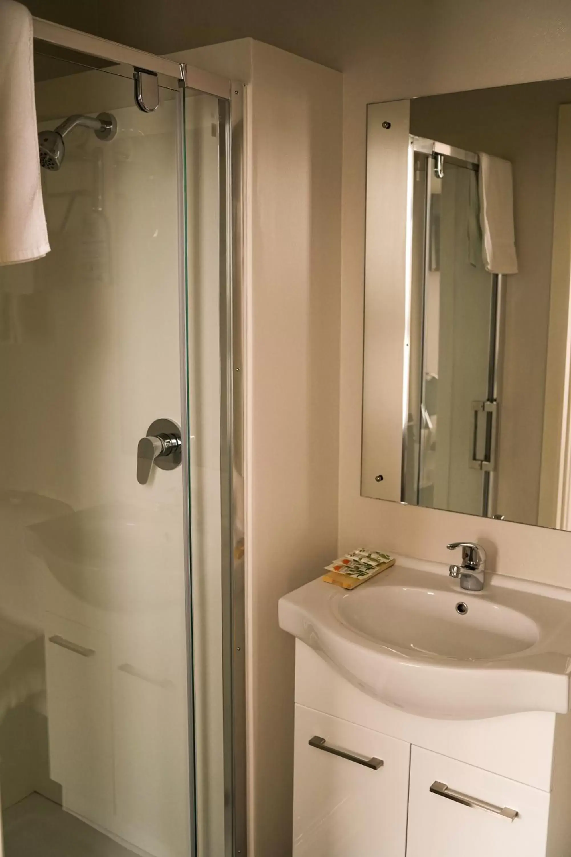 Shower, Bathroom in Alpers Lodge & Conference Centre