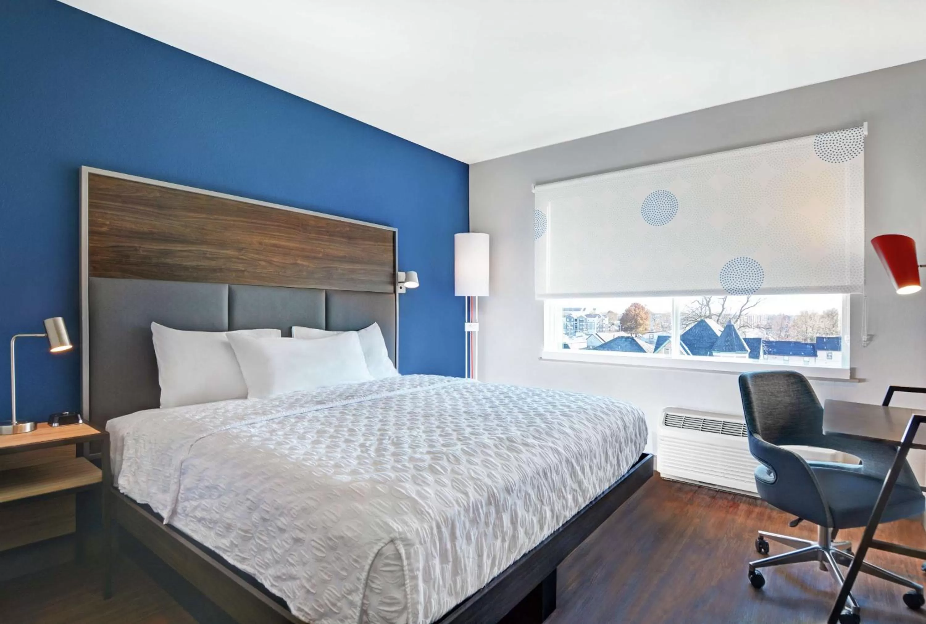 Bedroom, Bed in Tru By Hilton Springfield Downtown