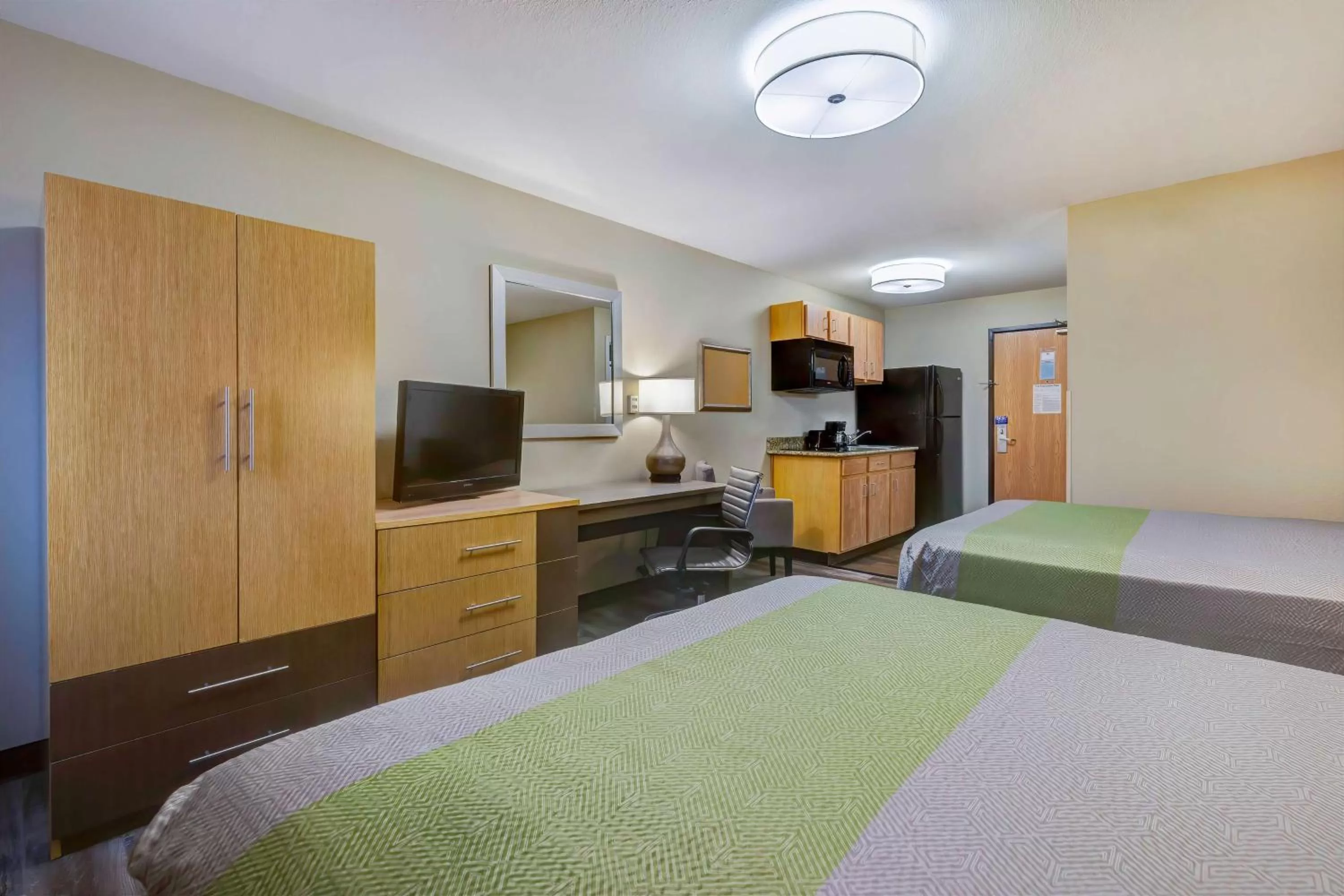 Photo of the whole room, Bed in Studio 6 Lenexa - Overland Park