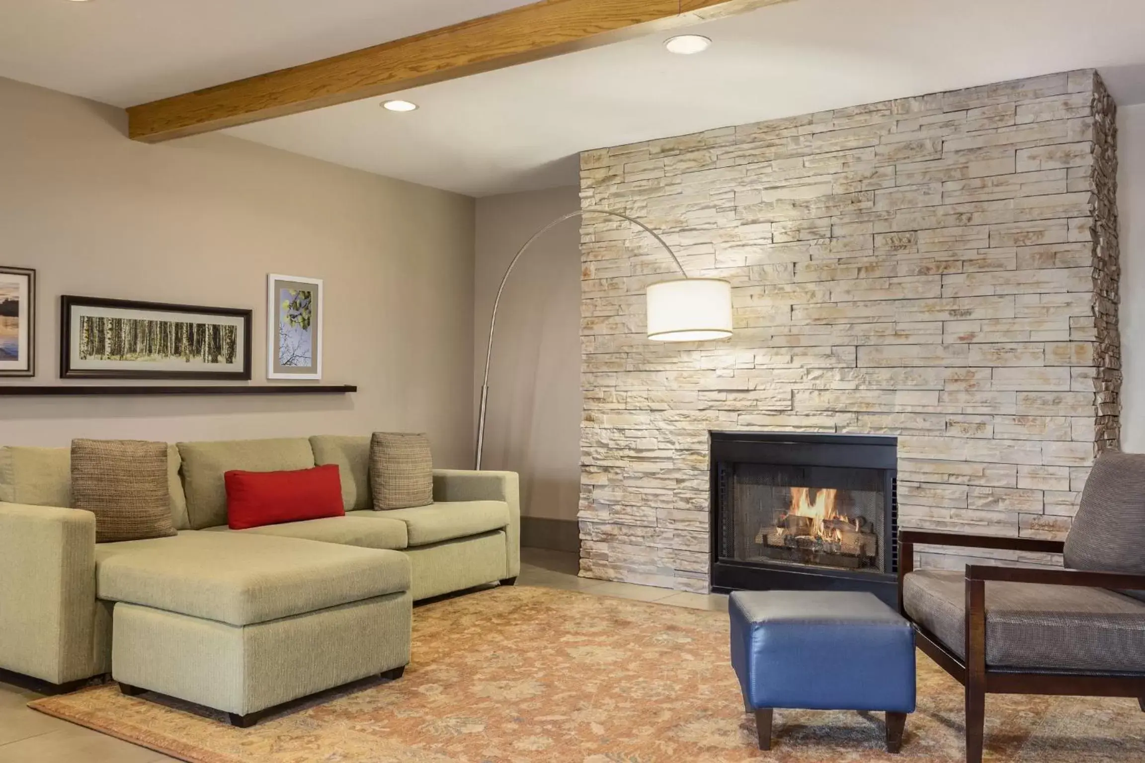 Living room, Seating Area in Country Inn & Suites by Radisson, Tuscaloosa, AL