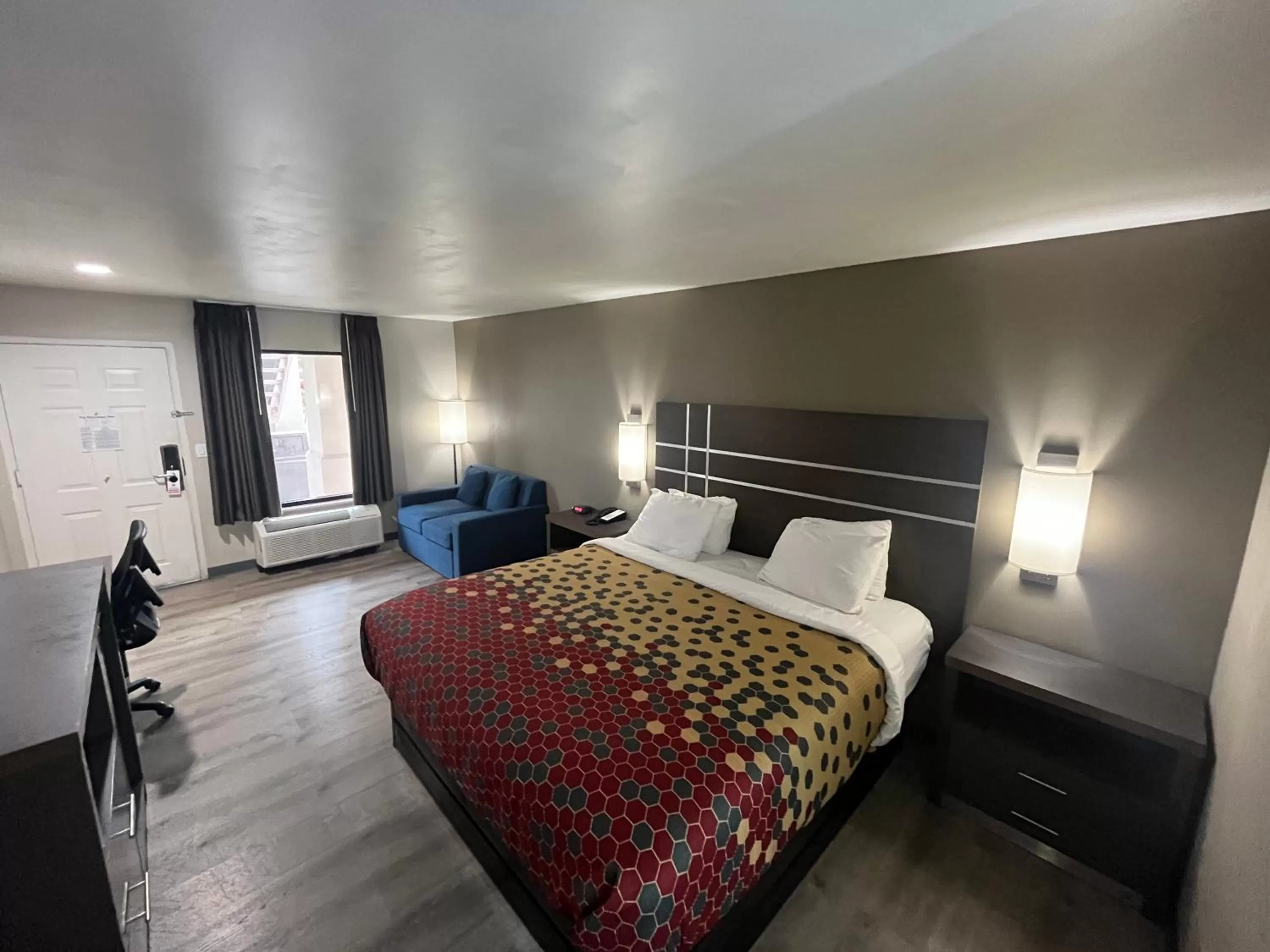 Seating area, Bed in Econo Lodge Inn & Suites Murfreesboro Shopping District