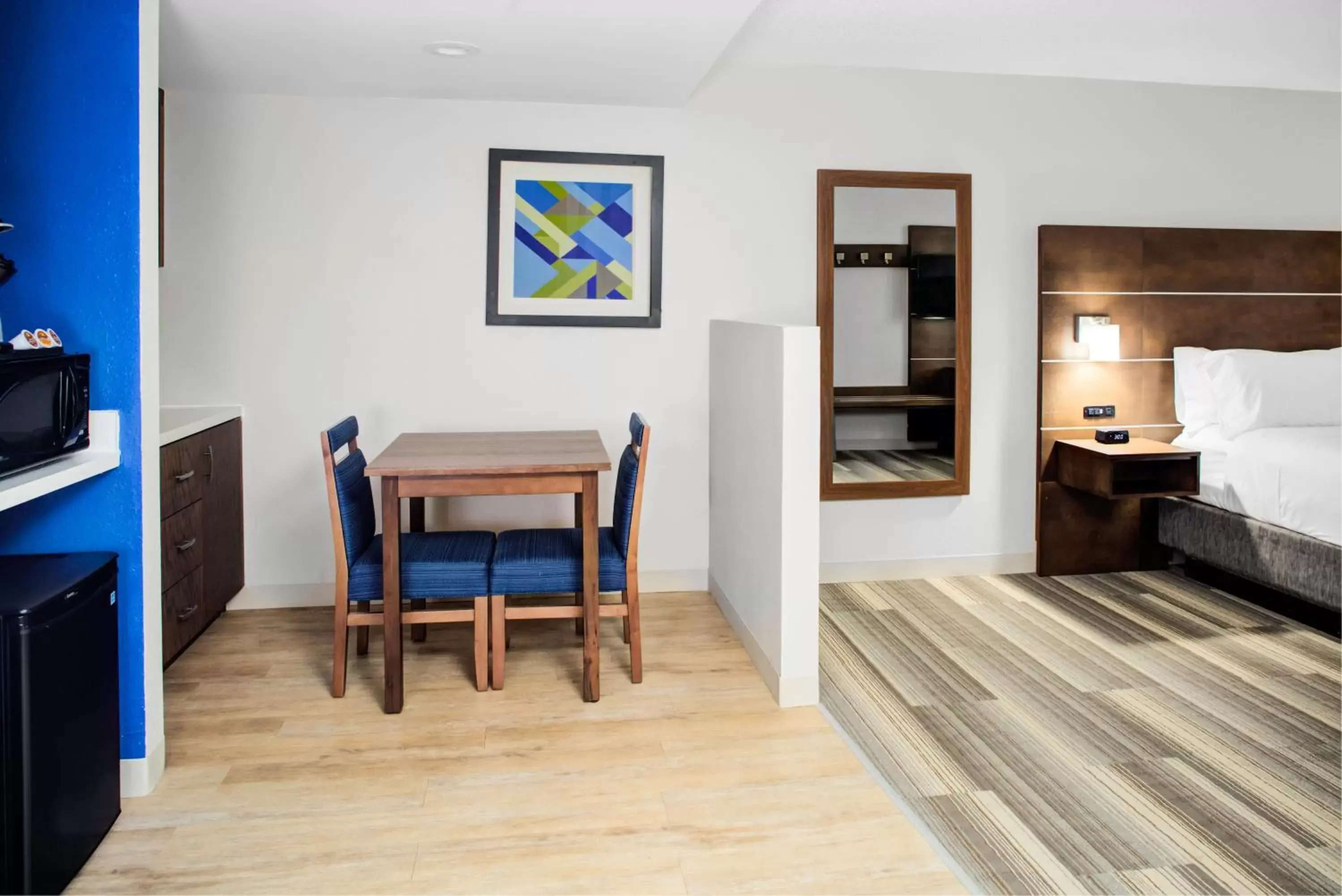 Photo of the whole room, Dining Area in Holiday Inn Express - Chester, an IHG Hotel