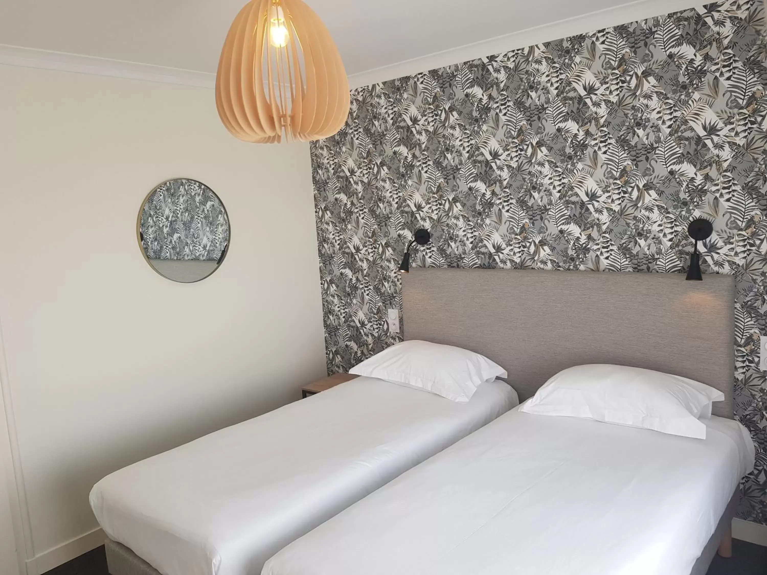 Photo of the whole room, Bed in The Originals City, Hôtel Armen Le Triton, Roscoff (Inter-Hotel)