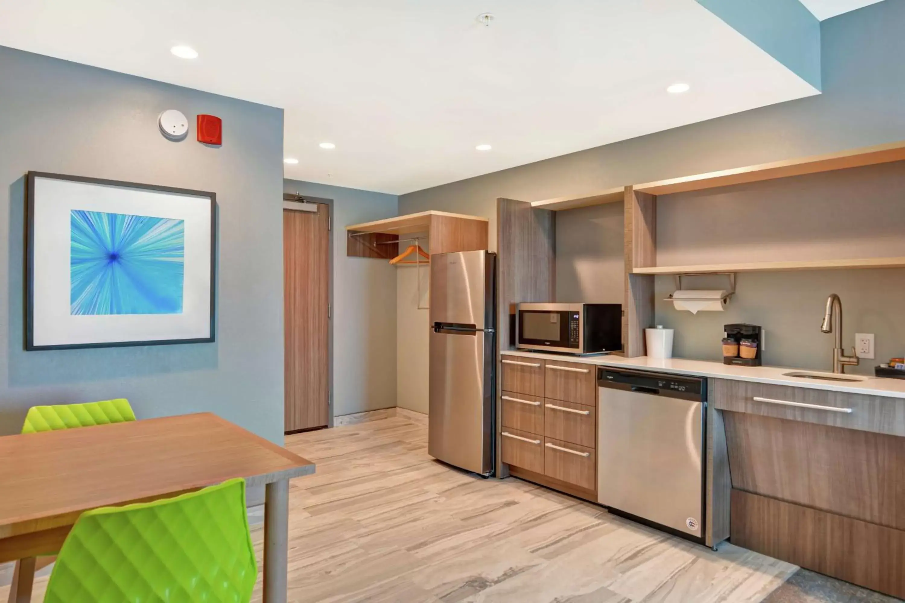 Kitchen or kitchenette, Kitchen/Kitchenette in Home2 Suites By Hilton Jacksonville South St Johns Town Ctr