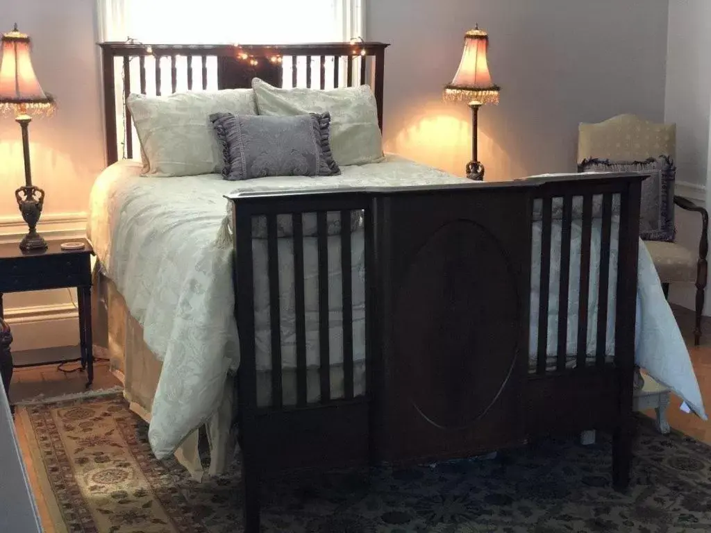 Bed in Silver Fountain Inn Bed in Silver Fountain Inn
