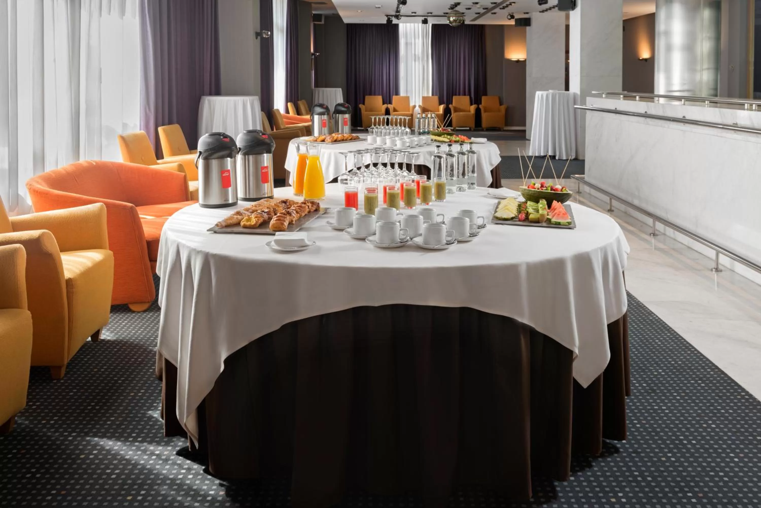 Food and drinks in Elba Vecindario Aeropuerto Business & Convention Hotel