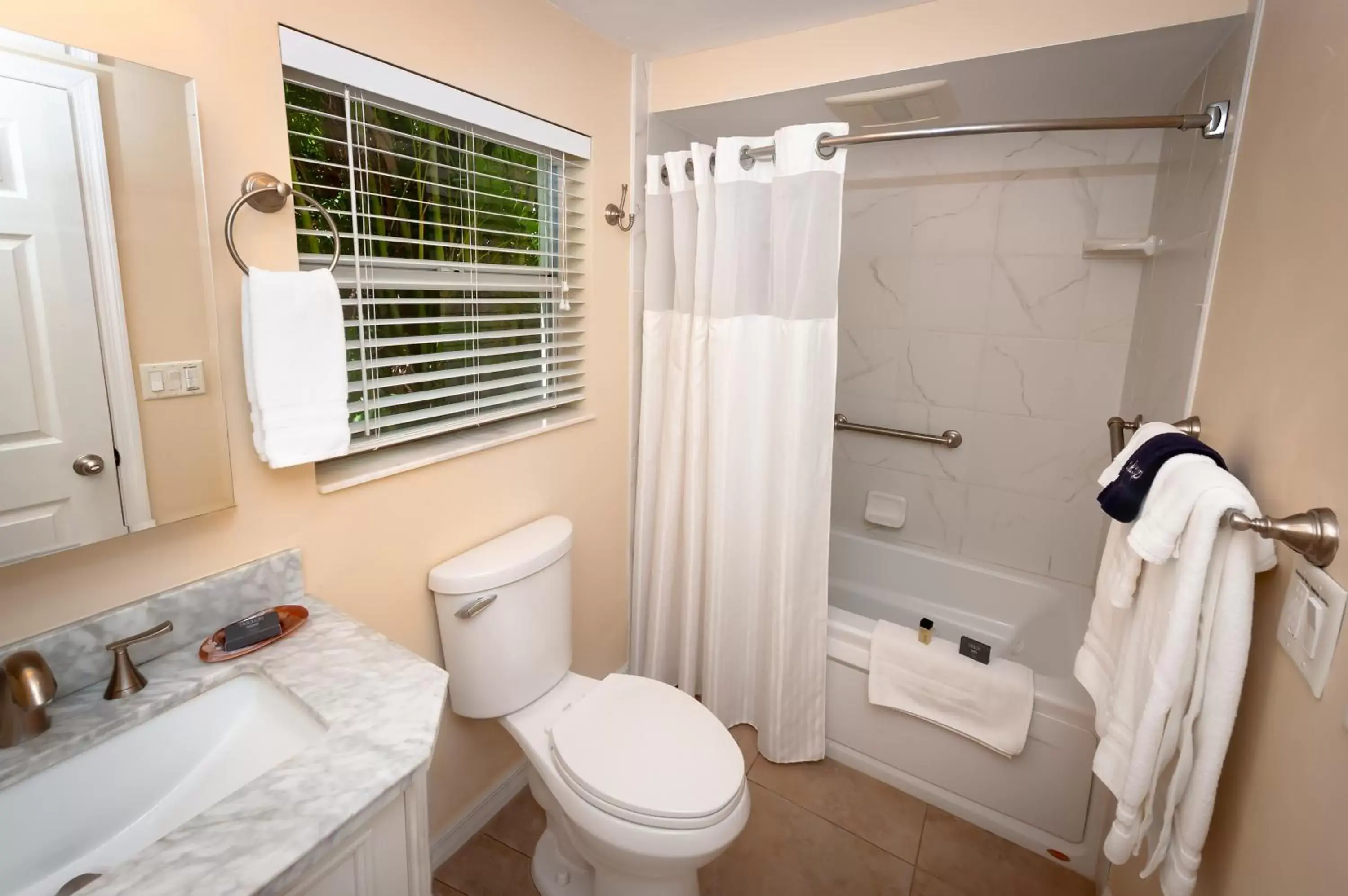 Toilet, Bathroom in Cedar Cove Resort & Cottages
