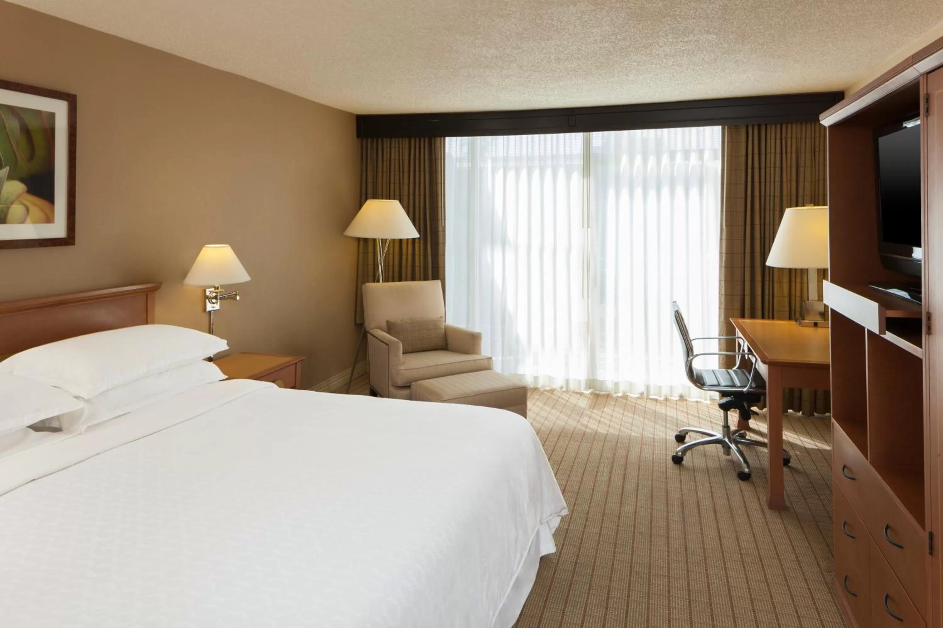 Photo of the whole room, Bed in Wyndham Phoenix Airport - Tempe