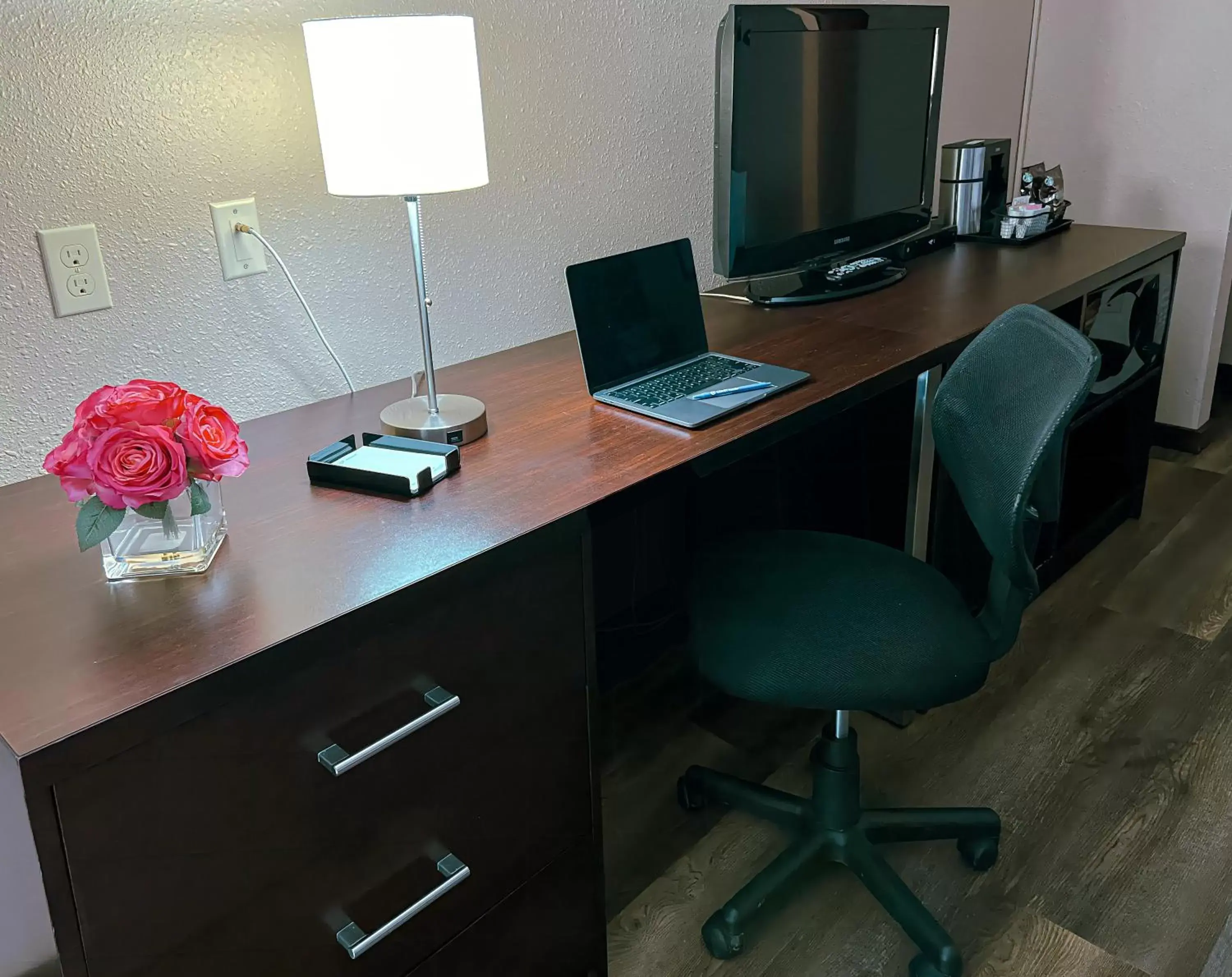 Bedroom, TV/Entertainment Center in Coast Swift Current Hotel