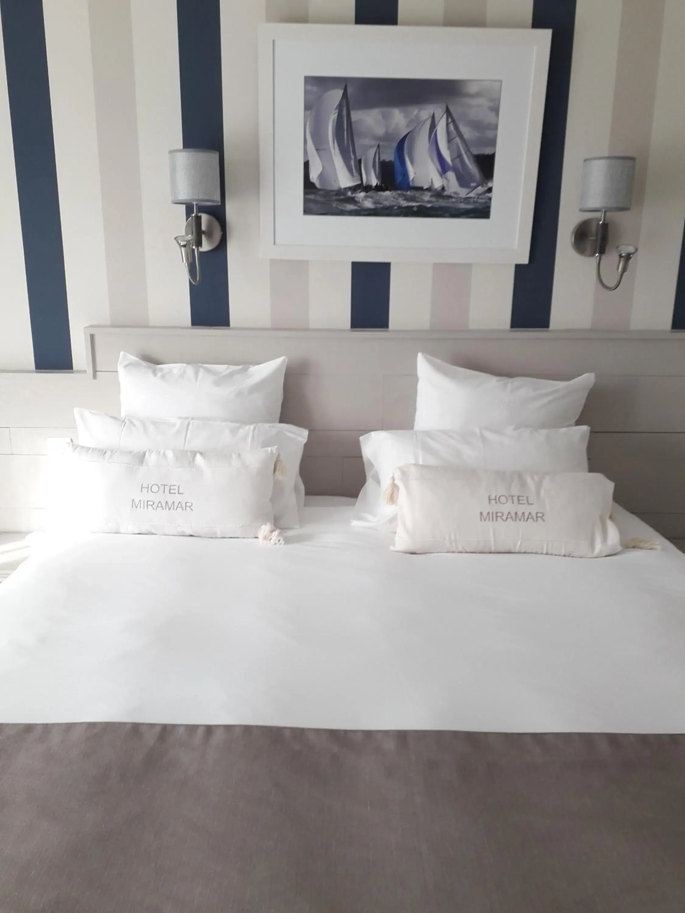 Sea view, Bed in The Originals Boutique, Hotel Miramar, Royan (Inter-Hotel)