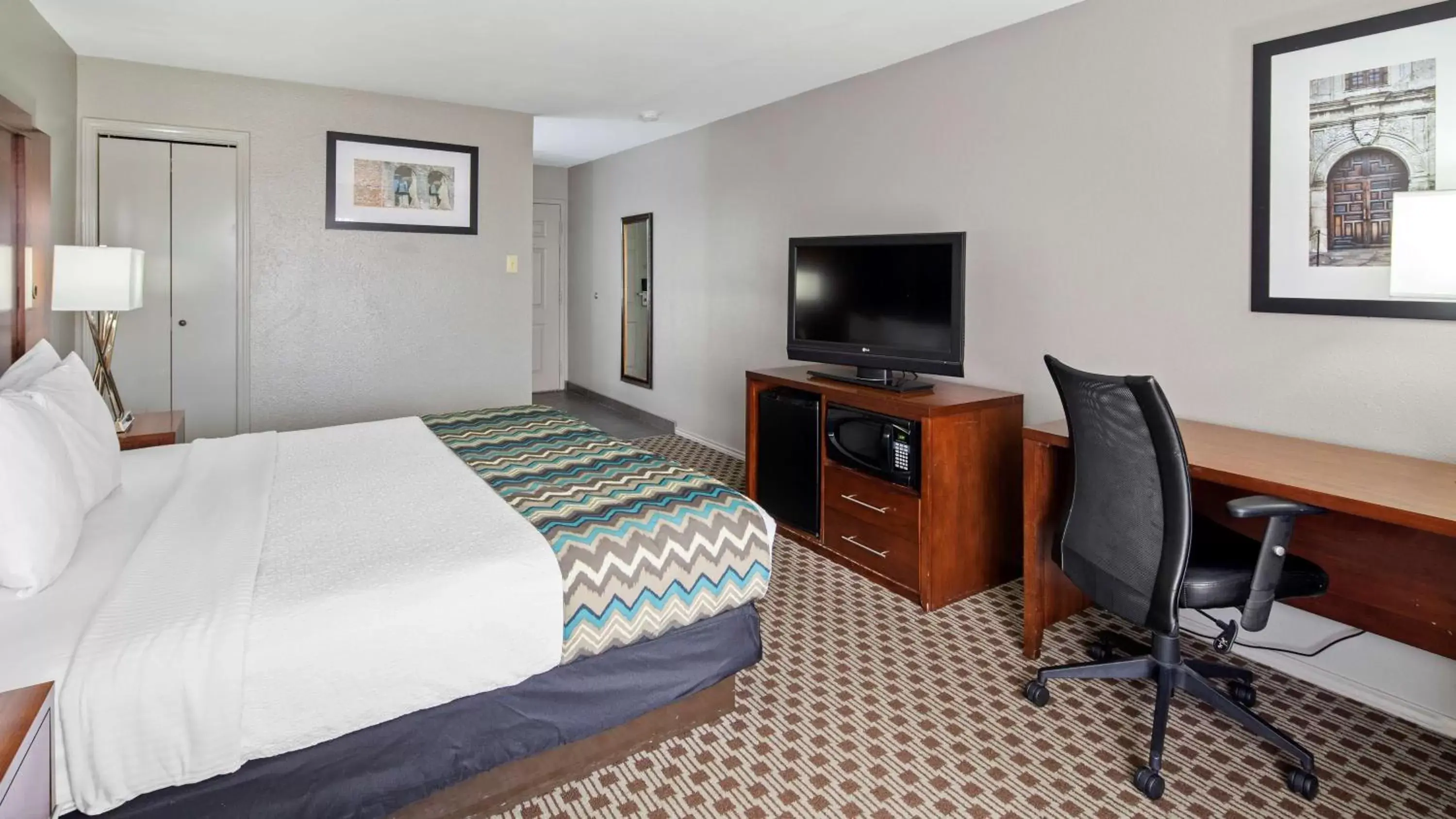 Photo of the whole room, TV/Entertainment Center in Best Western near Lackland AFB Sea World