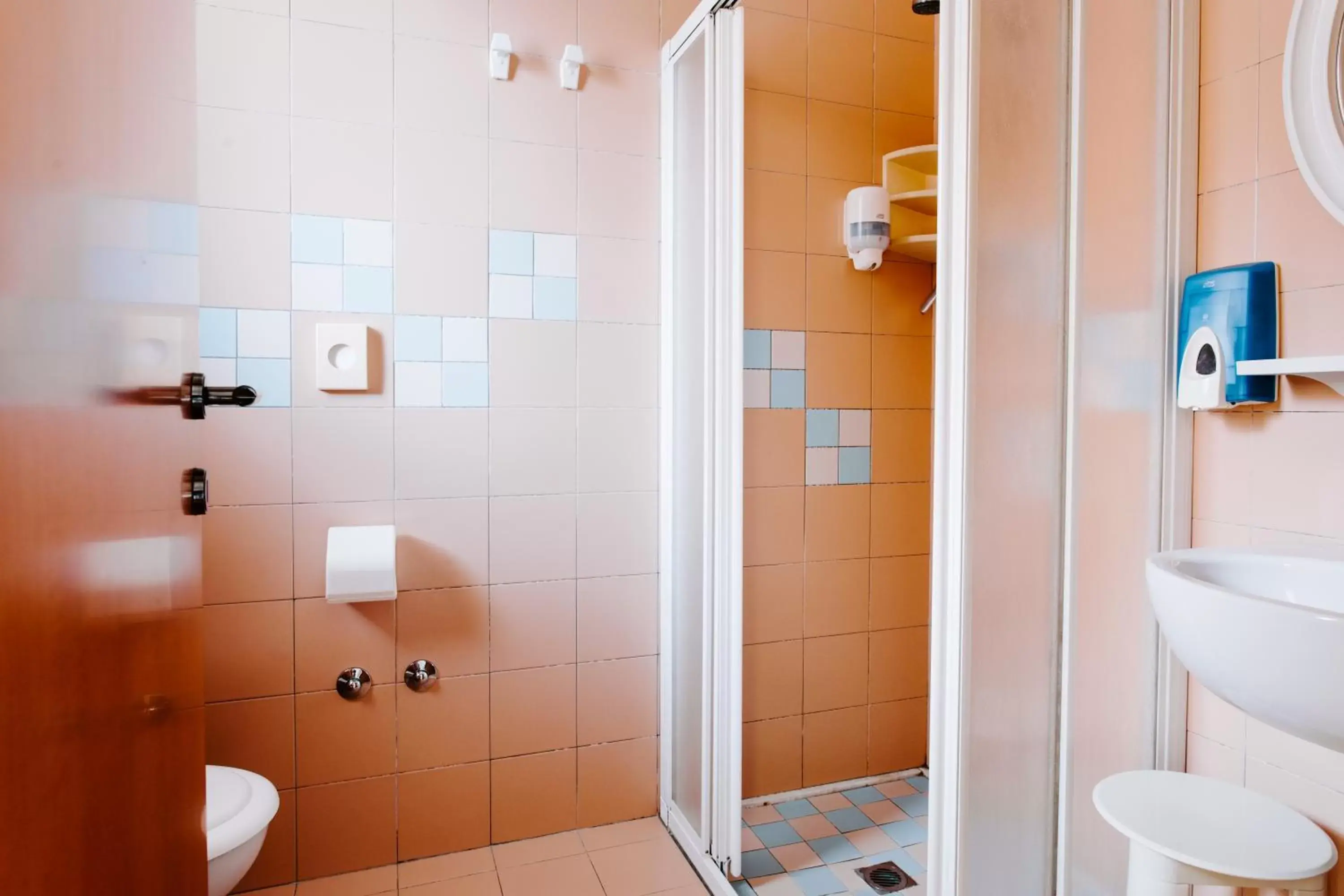 Shower, Bathroom in Hotel Villa Claudia