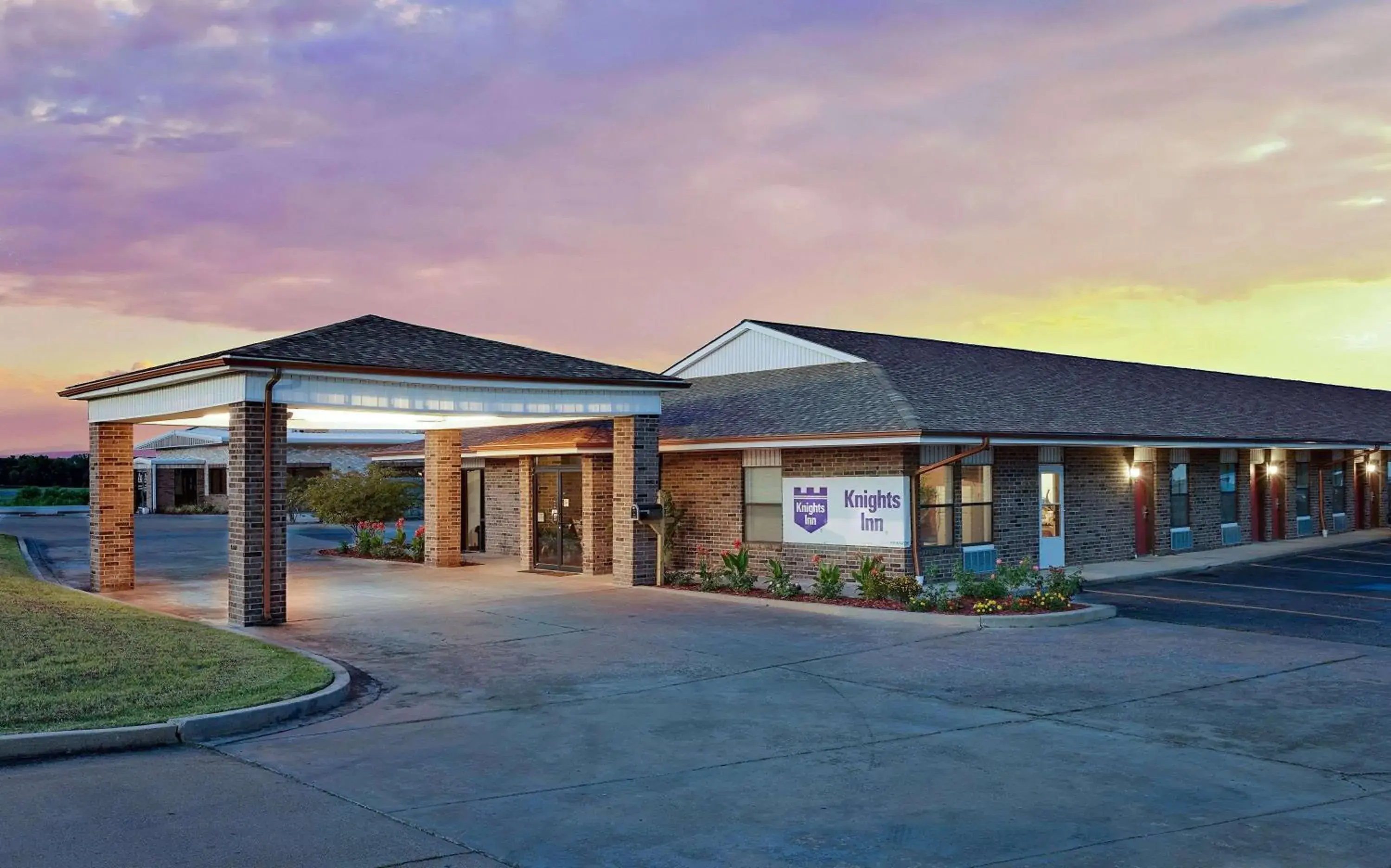 Property building in Knights Inn Muskogee Property building in Knights Inn Muskogee