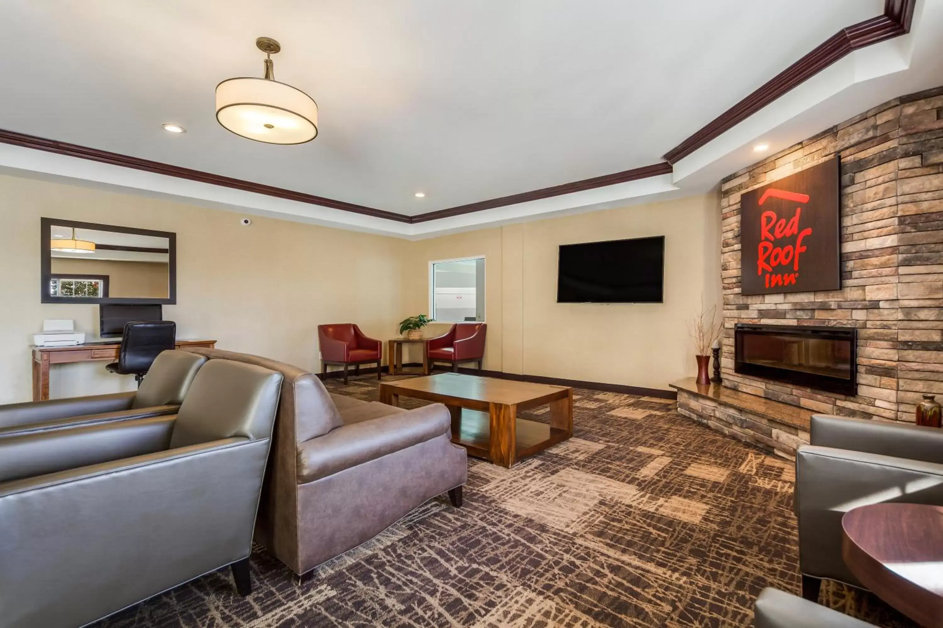 Lobby or reception, Seating Area in Red Roof Inn & Suites Omaha - Council Bluffs