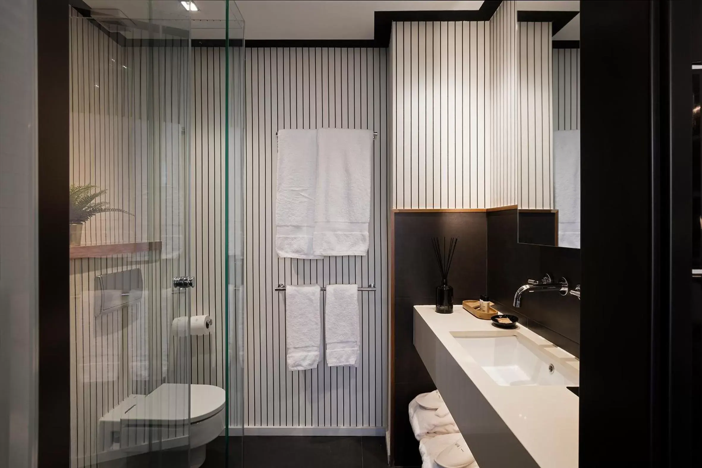 Bathroom in Casa Elliot by Bondia Hotel Group