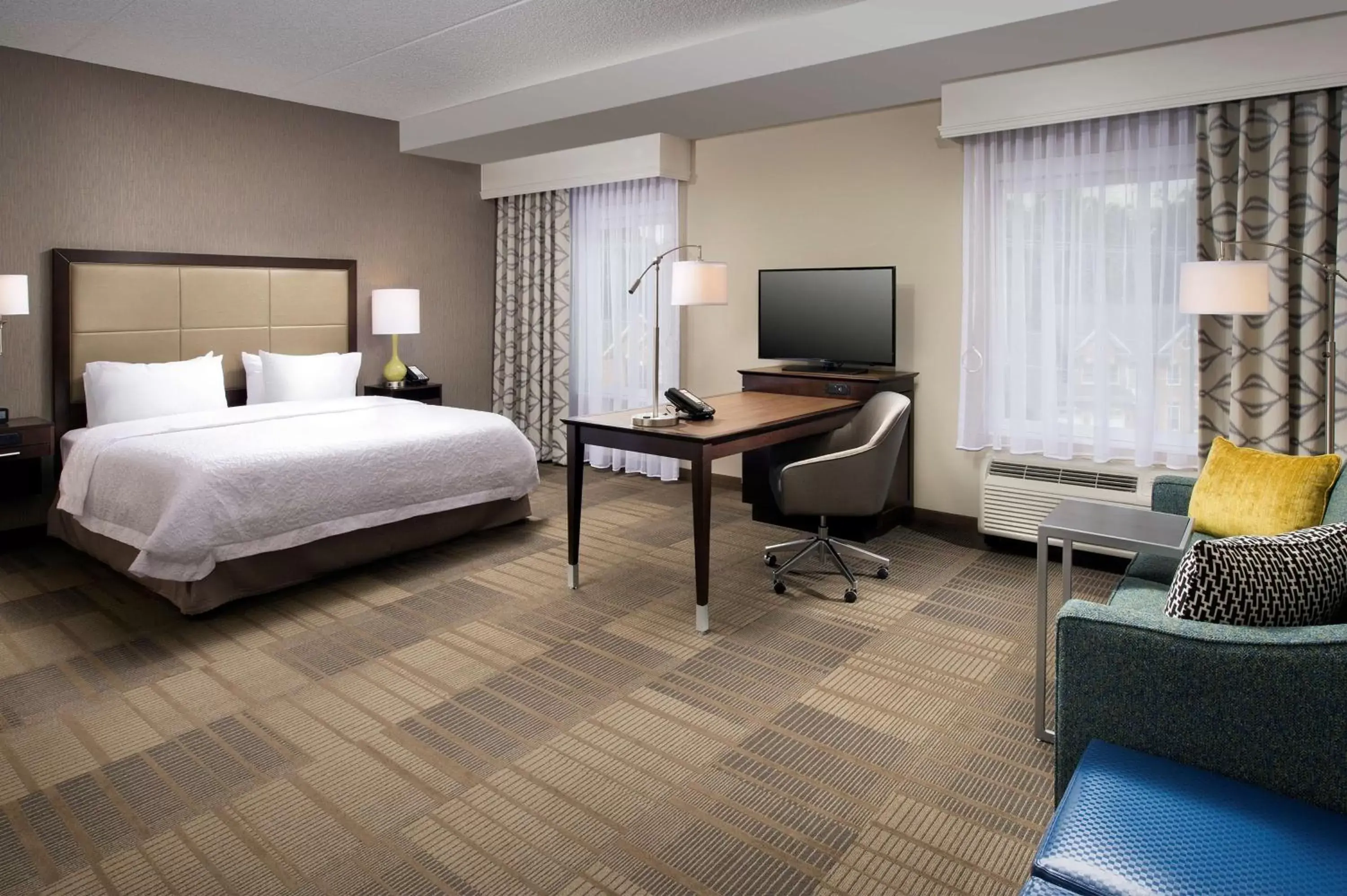 Bed, TV/Entertainment Center in Hampton Inn & Suites Falls Church