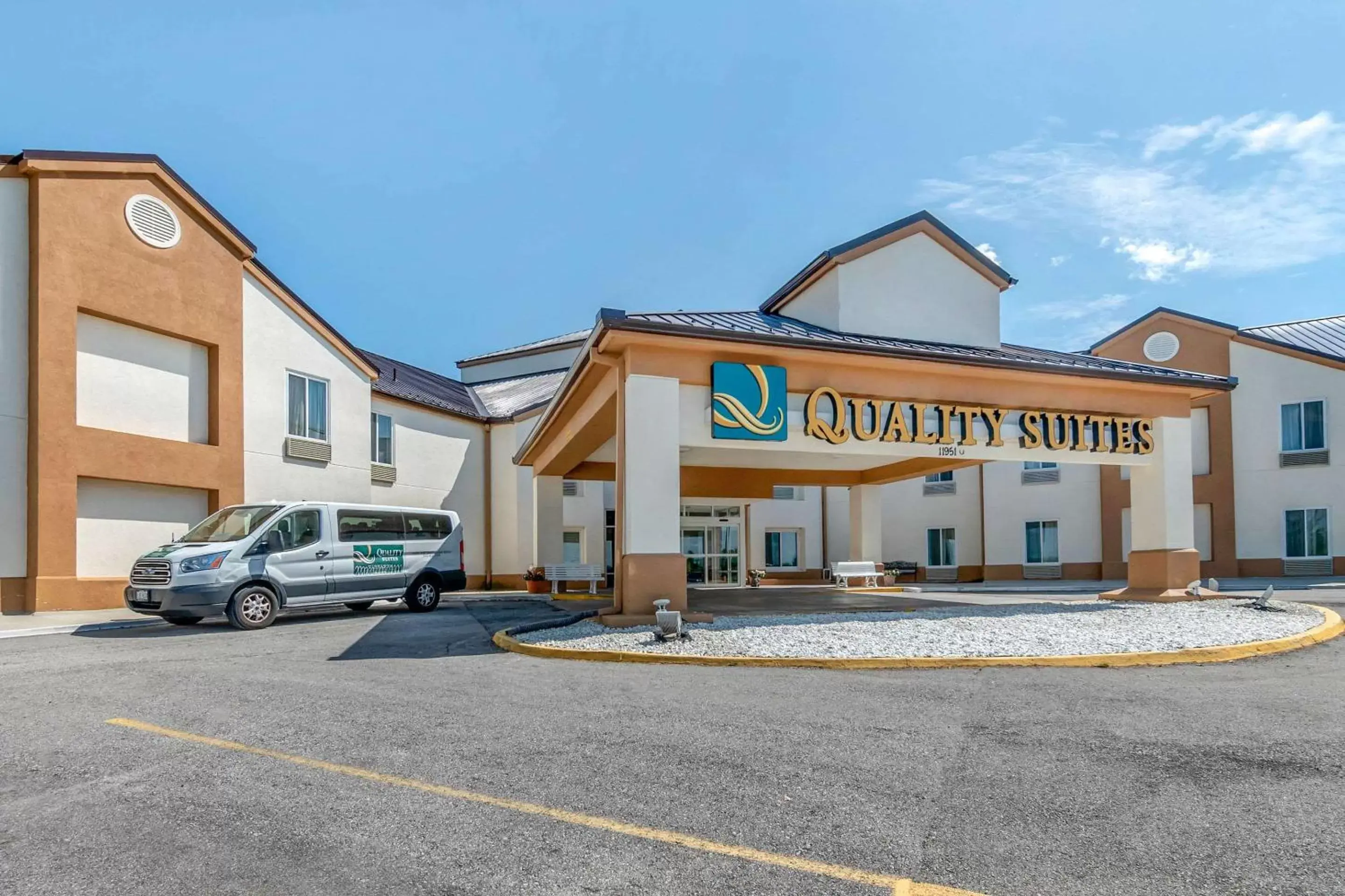 Property building in Quality Suites Kansas City International Airport