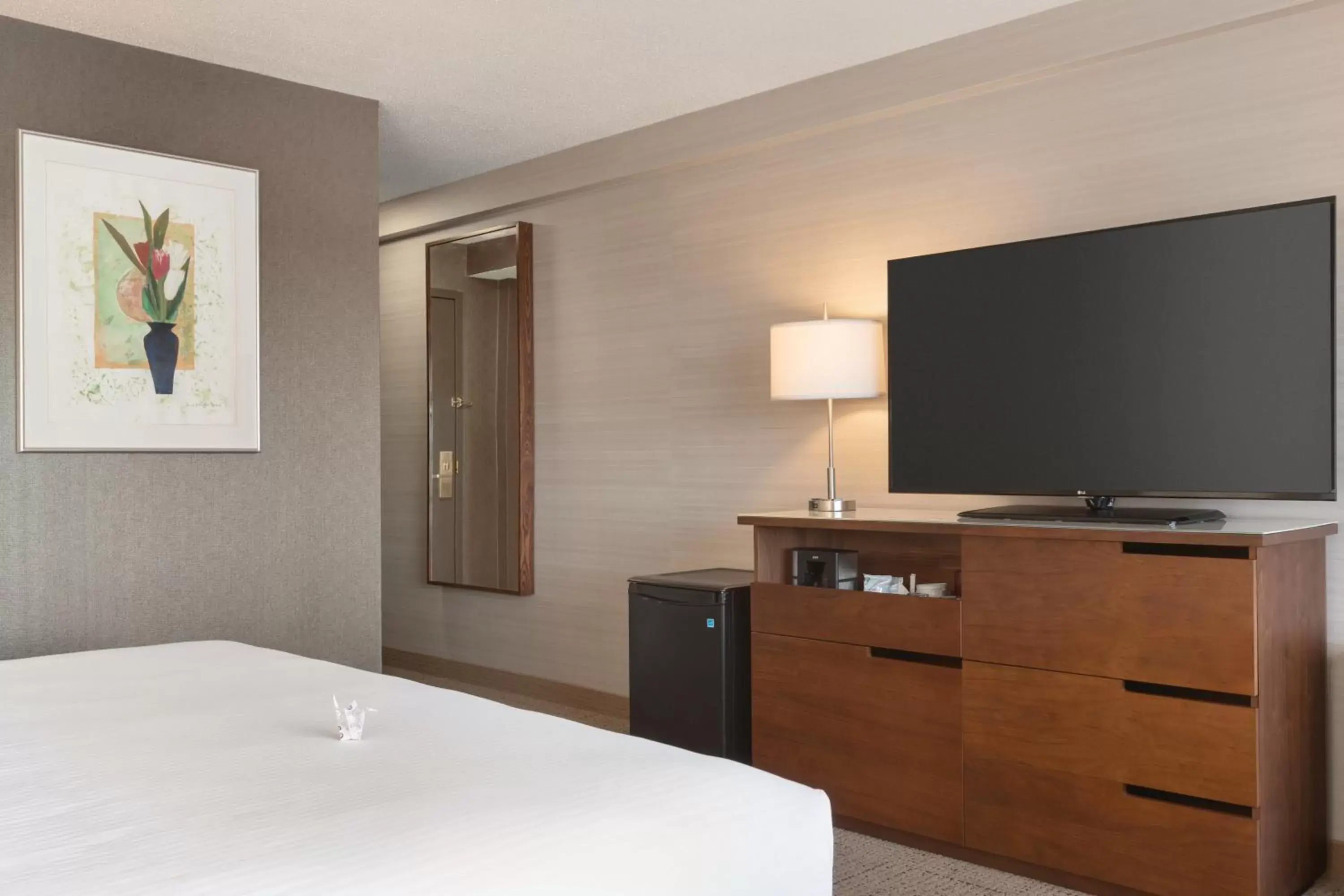 Bedroom, TV/Entertainment Center in Coast Edmonton Plaza Hotel by APA