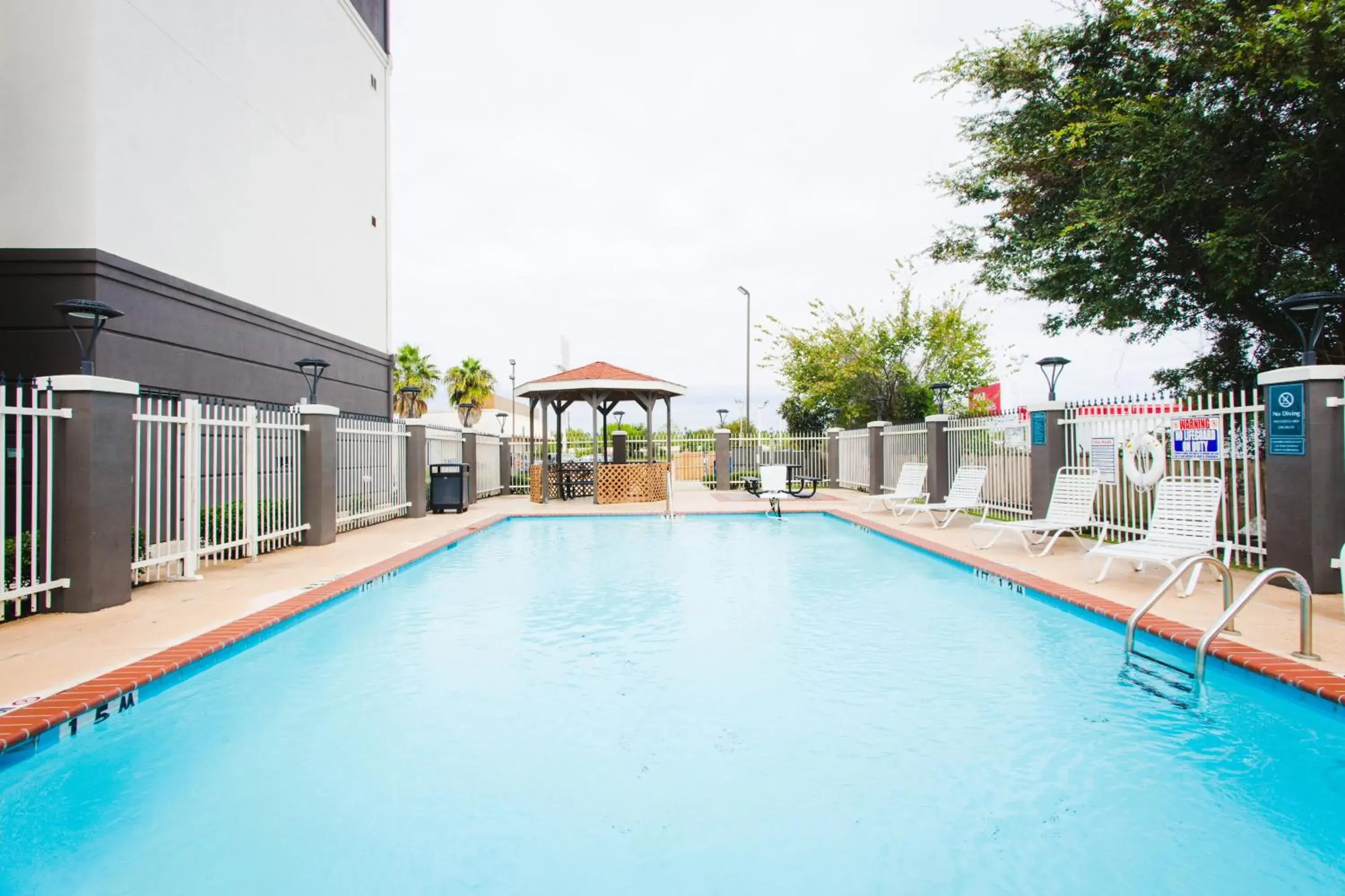 Swimming Pool in Palacio Royale Inn Signature Katy