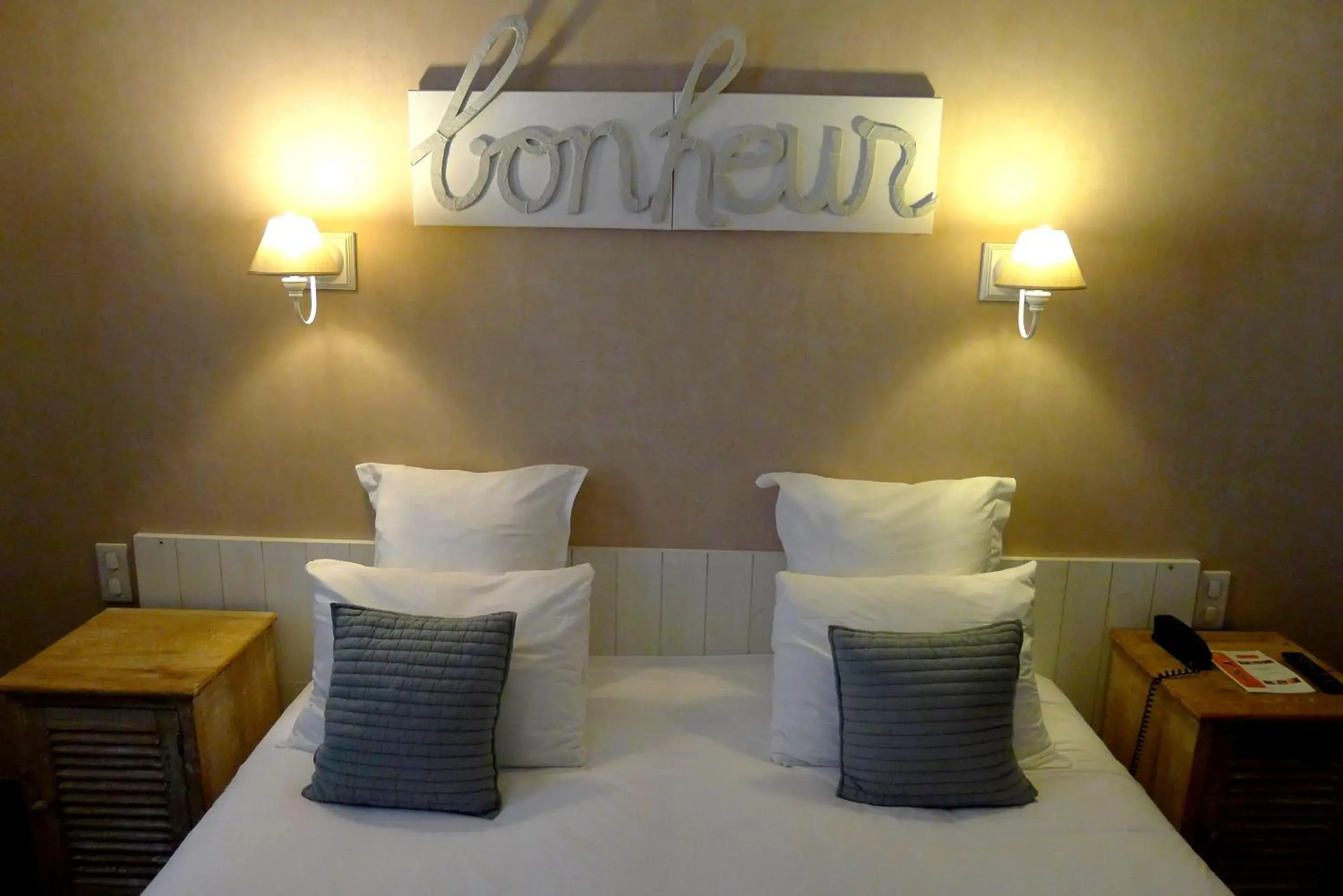 Photo of the whole room, Bed in Cit'Hotel des Messageries