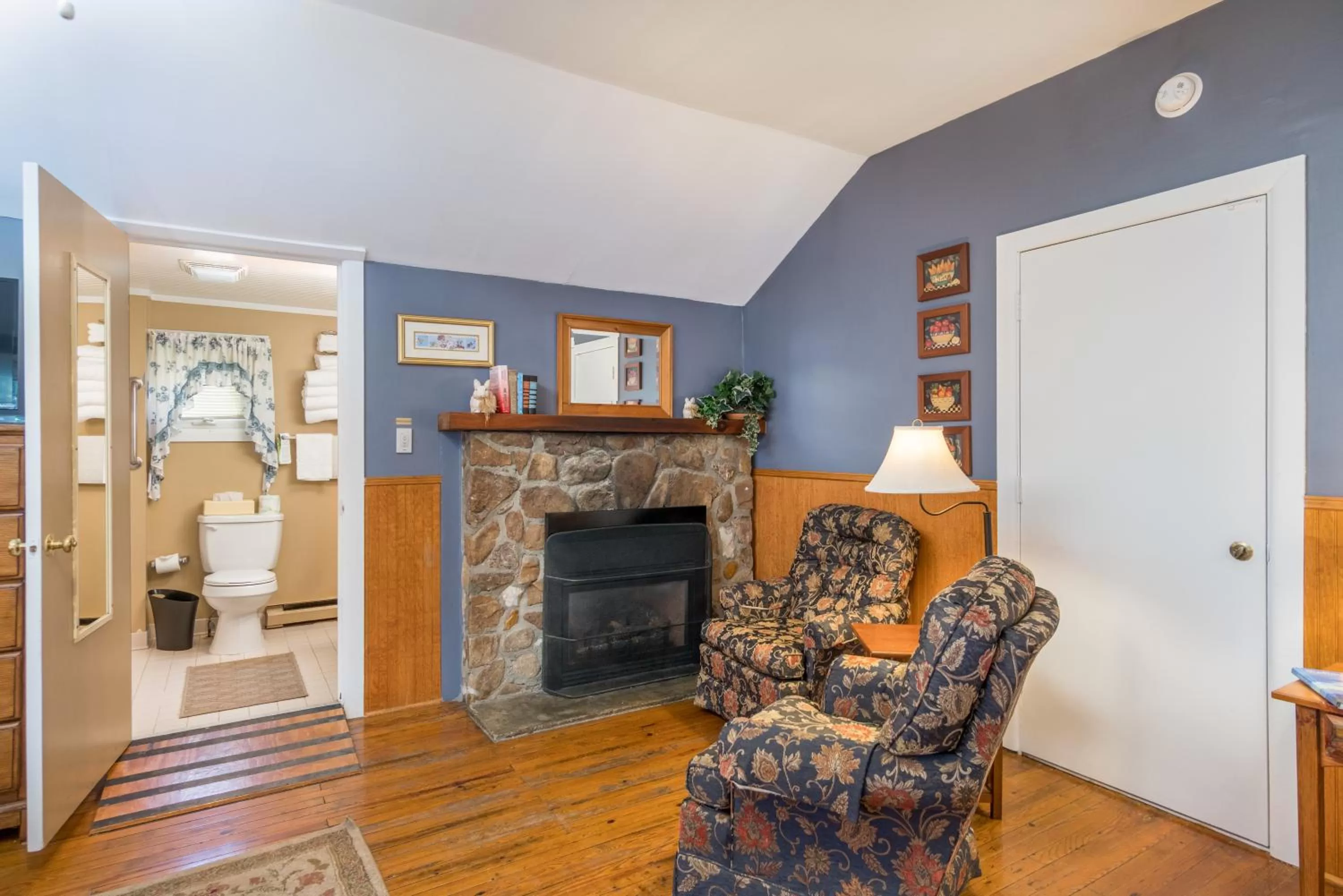 Seating area in Highland Lake Inn & Resort - Flat Rock