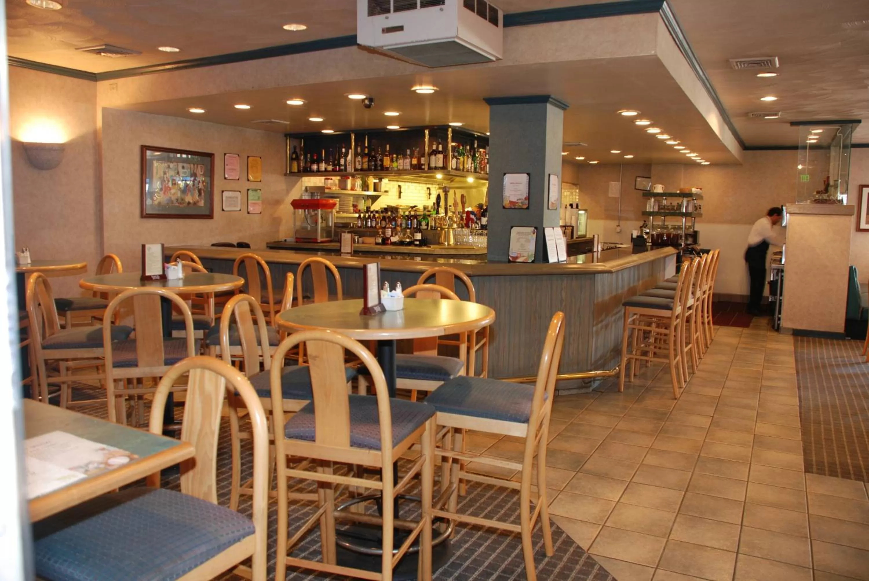 Restaurant/places to eat in Oakland Airport Executive Hotel